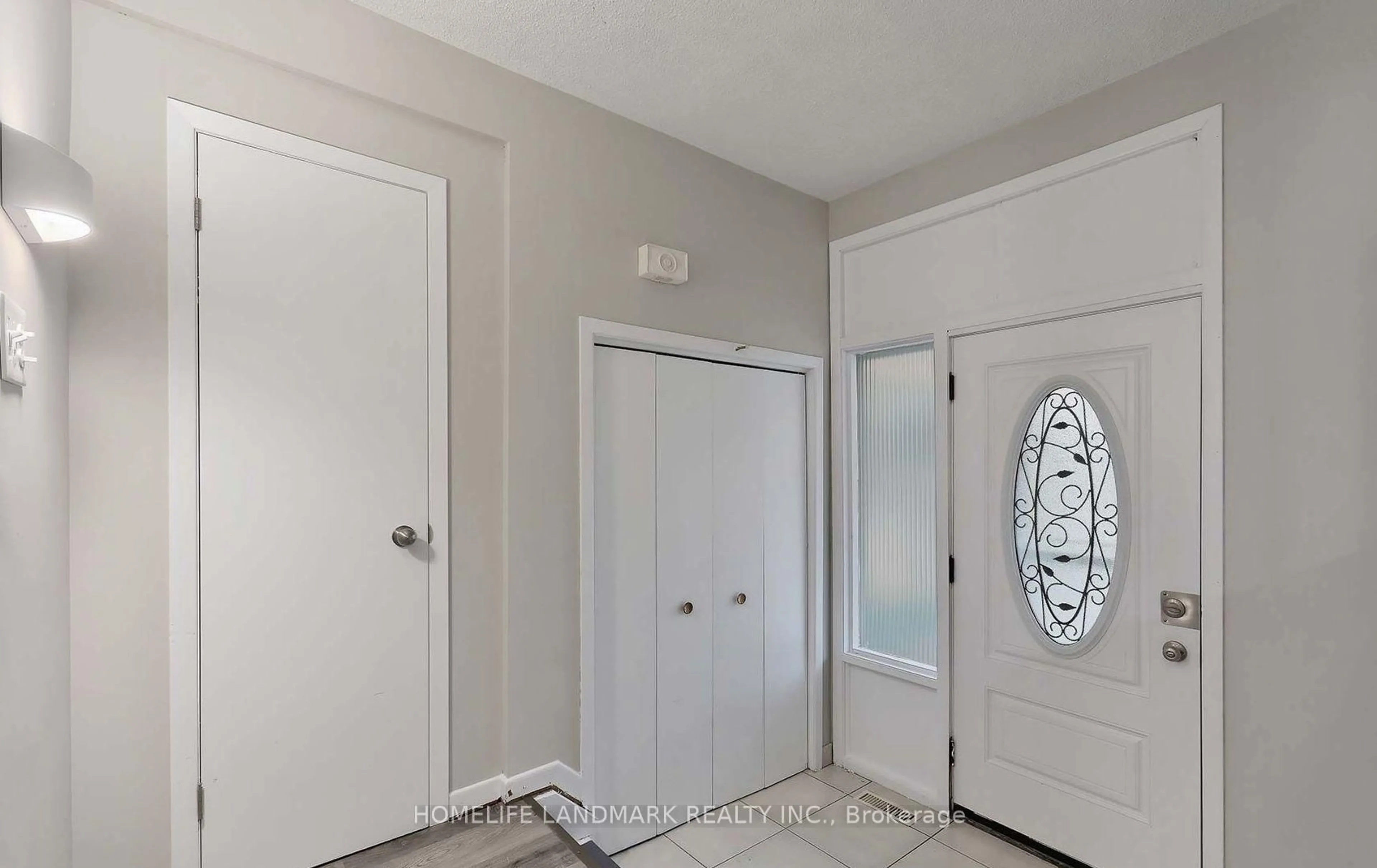 Indoor entryway for 204 Derrydown Rd, Toronto Ontario M3J 1S1