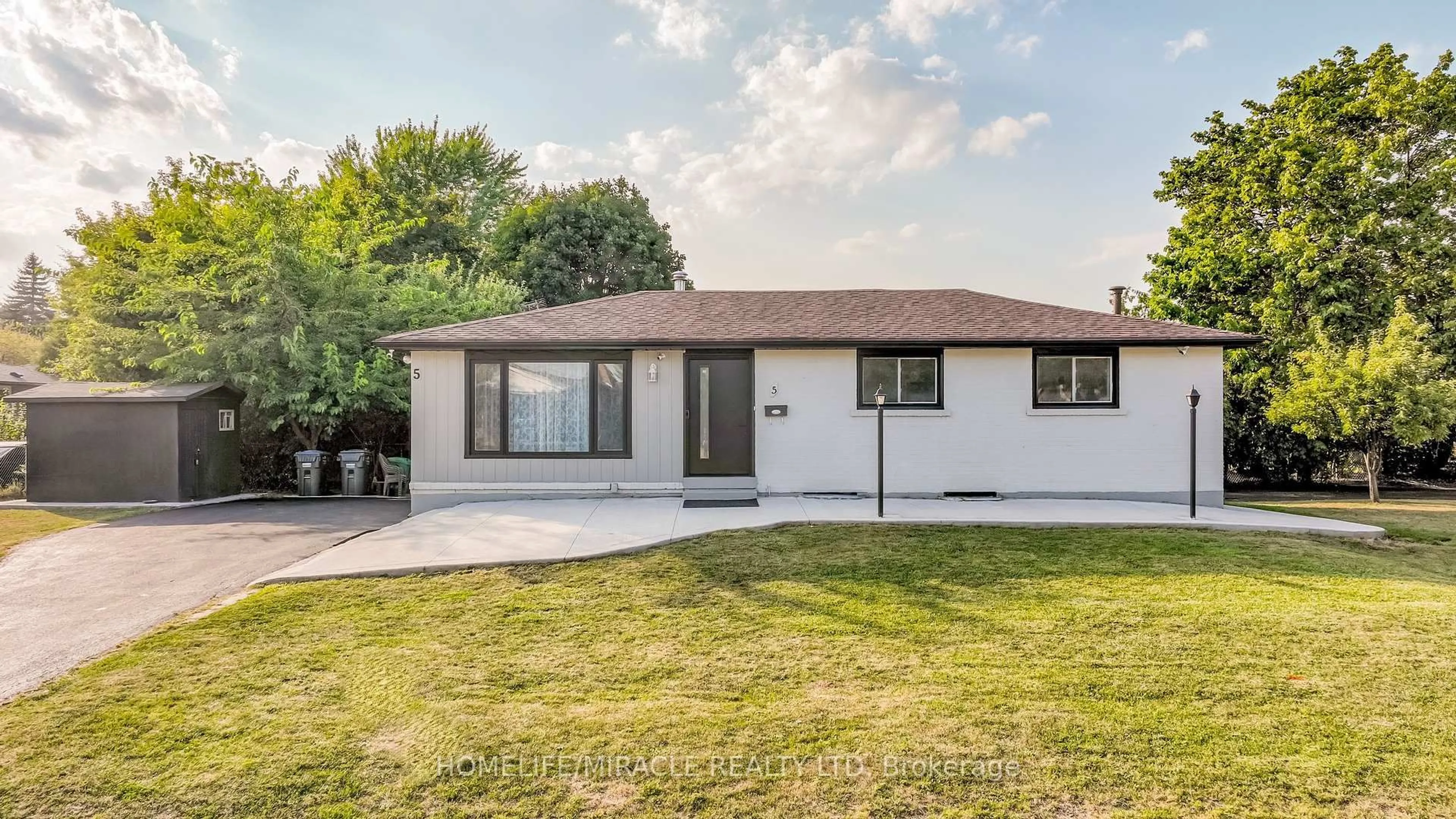 Home with vinyl exterior material, street for 5 Finsbury Dr, Brampton Ontario L6T 3R1