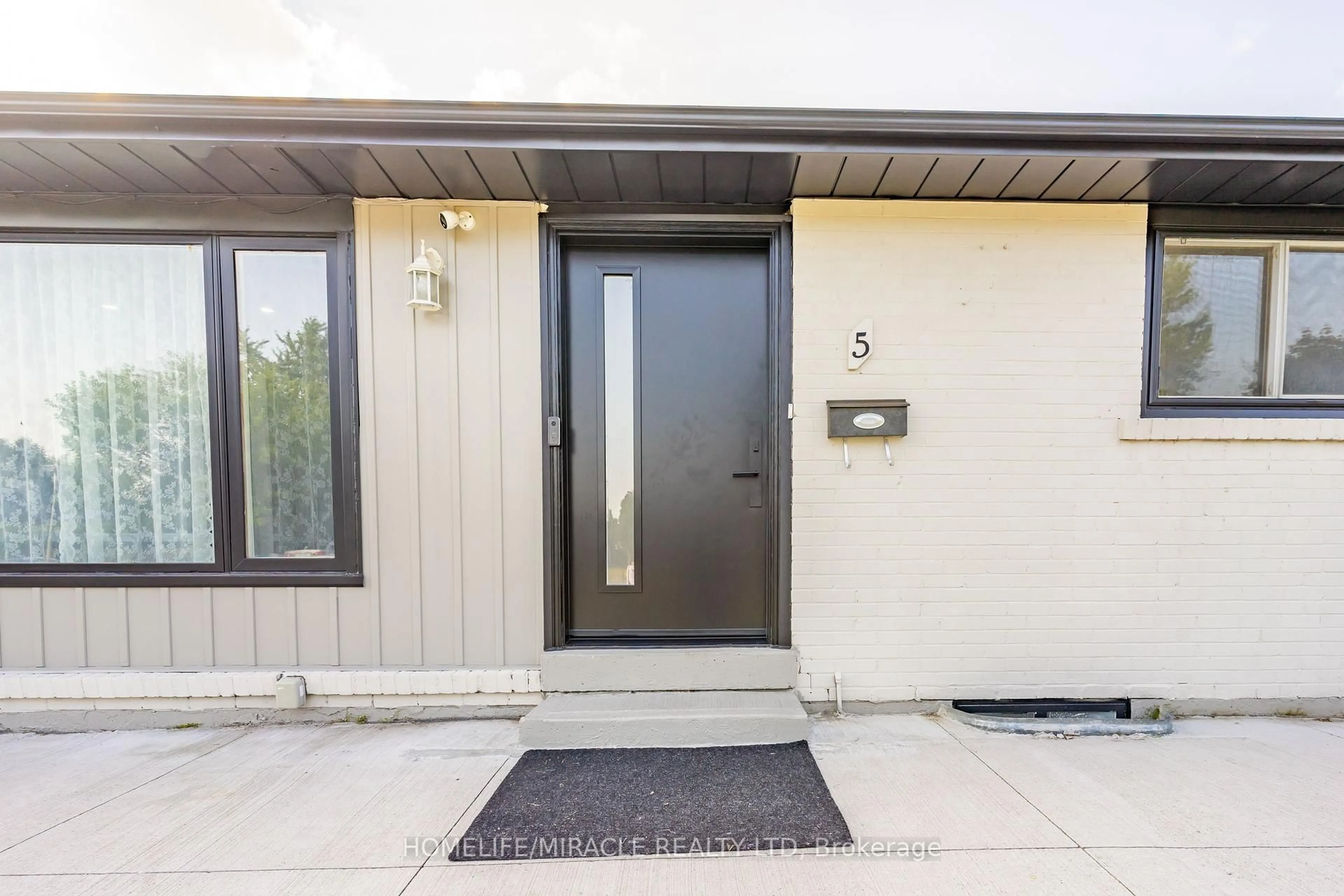 Indoor entryway for 5 Finsbury Dr, Brampton Ontario L6T 3R1