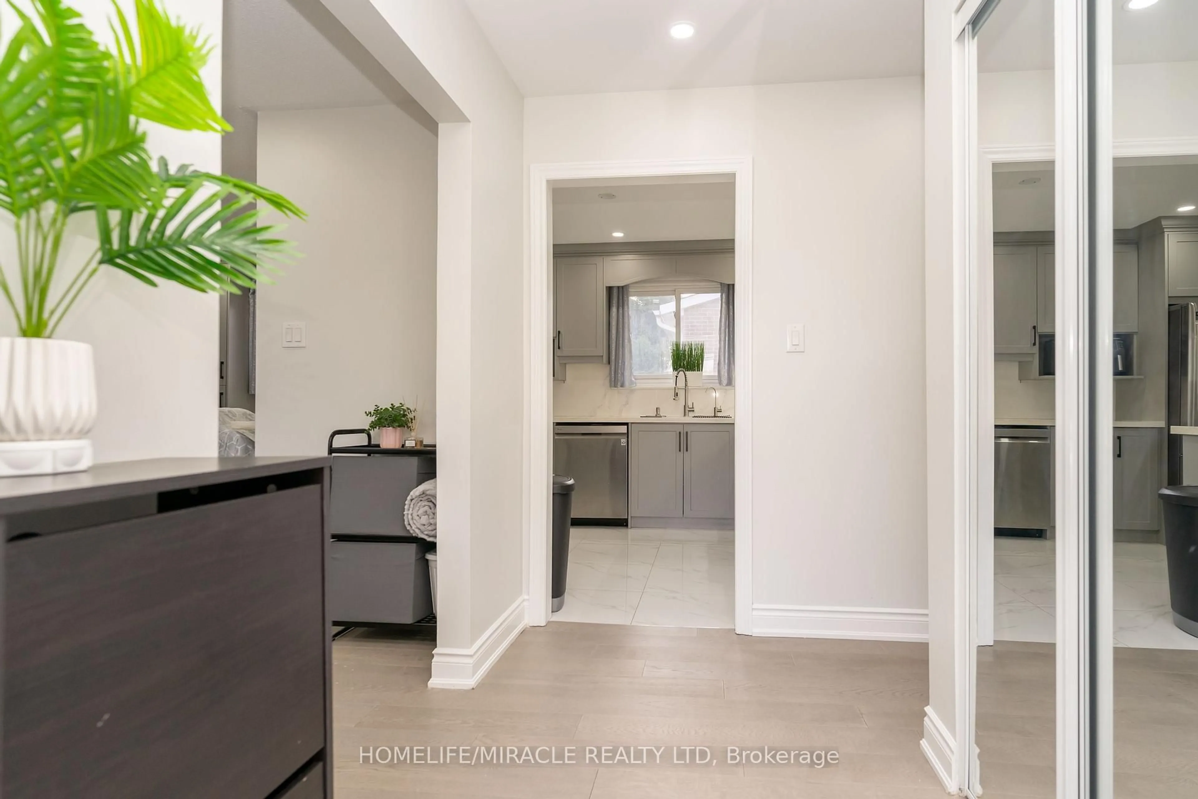 Indoor entryway for 5 Finsbury Dr, Brampton Ontario L6T 3R1