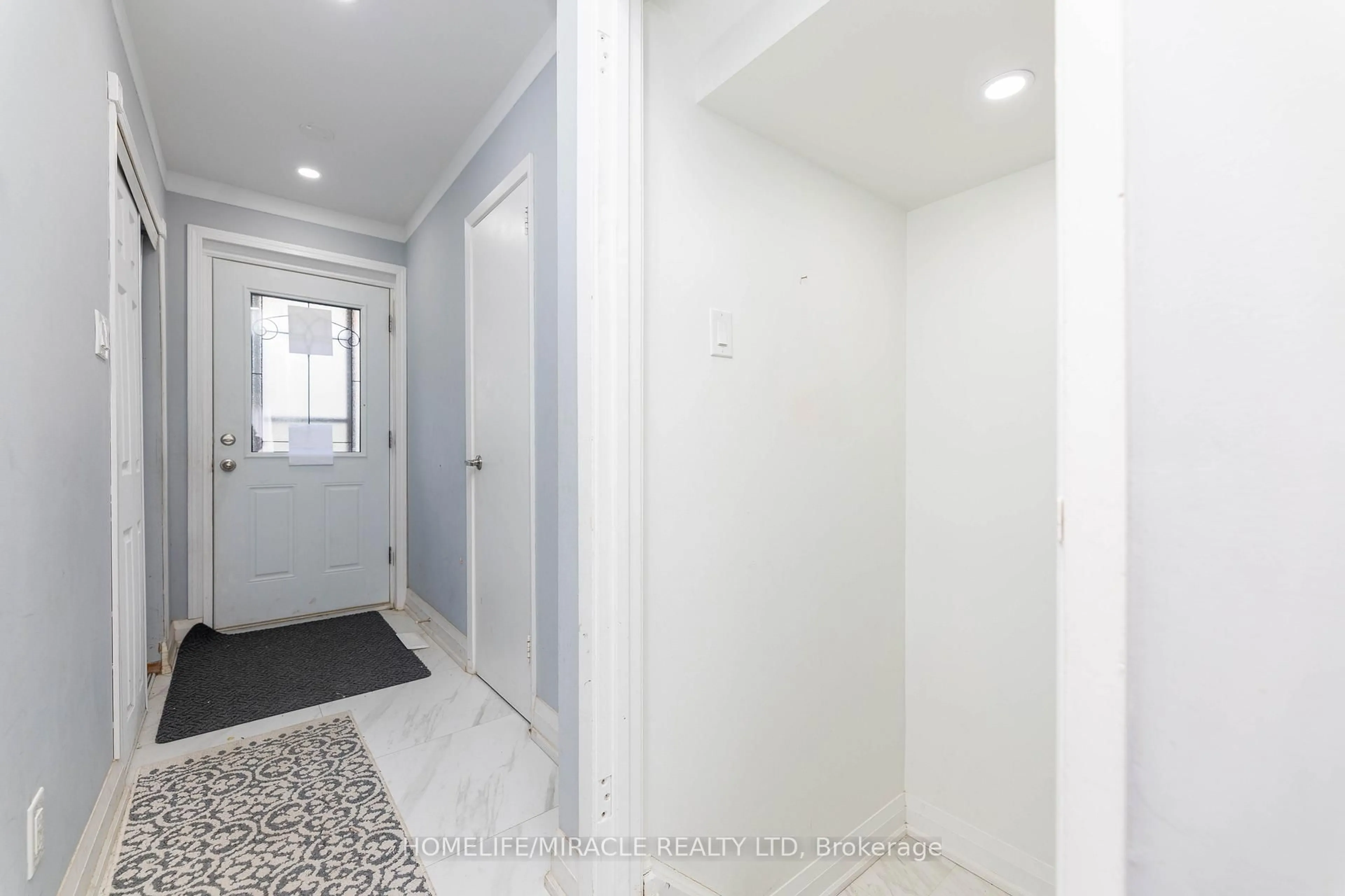 Indoor entryway for 366 Driftwood Ave #20, Toronto Ontario M3N 2P5