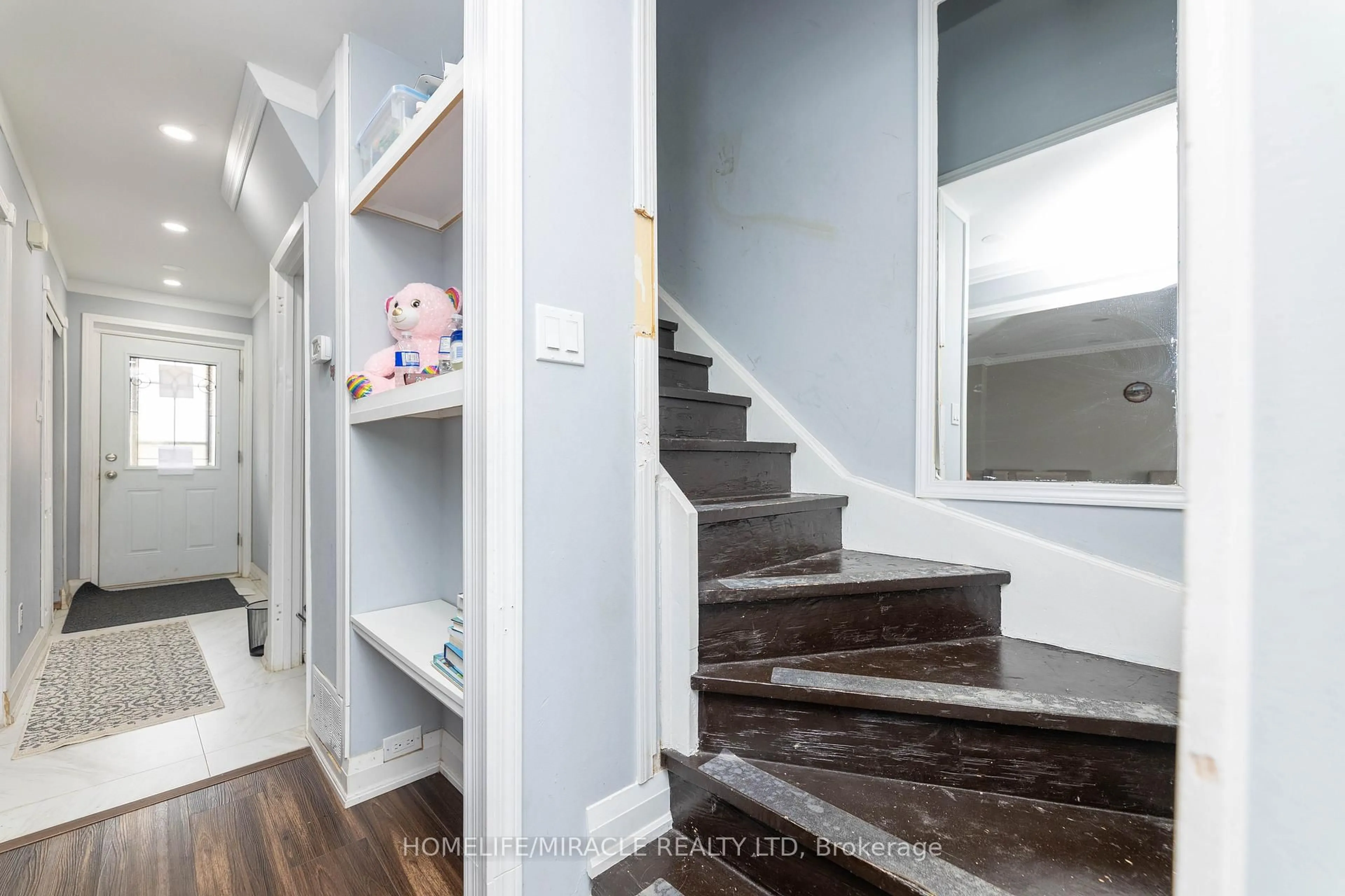 Stairs for 366 Driftwood Ave #20, Toronto Ontario M3N 2P5