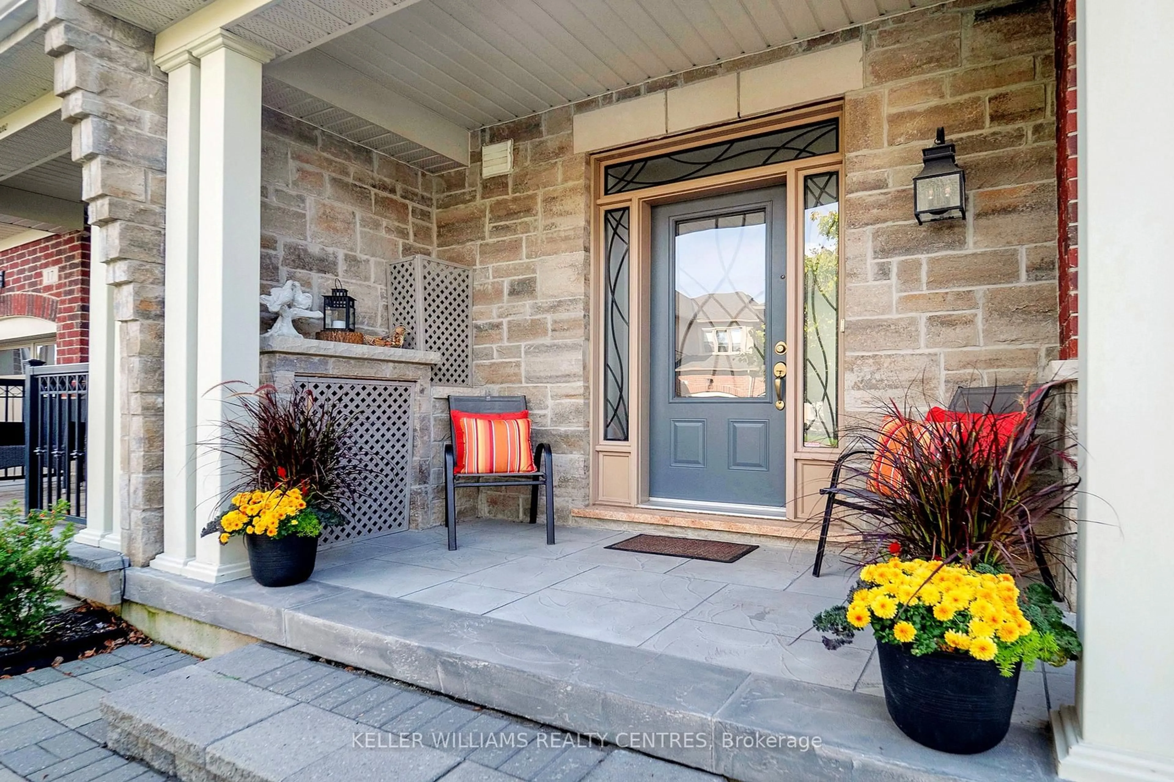 Indoor entryway for 19 Diamond Leaf Lane, Halton Hills Ontario L7G 0G7
