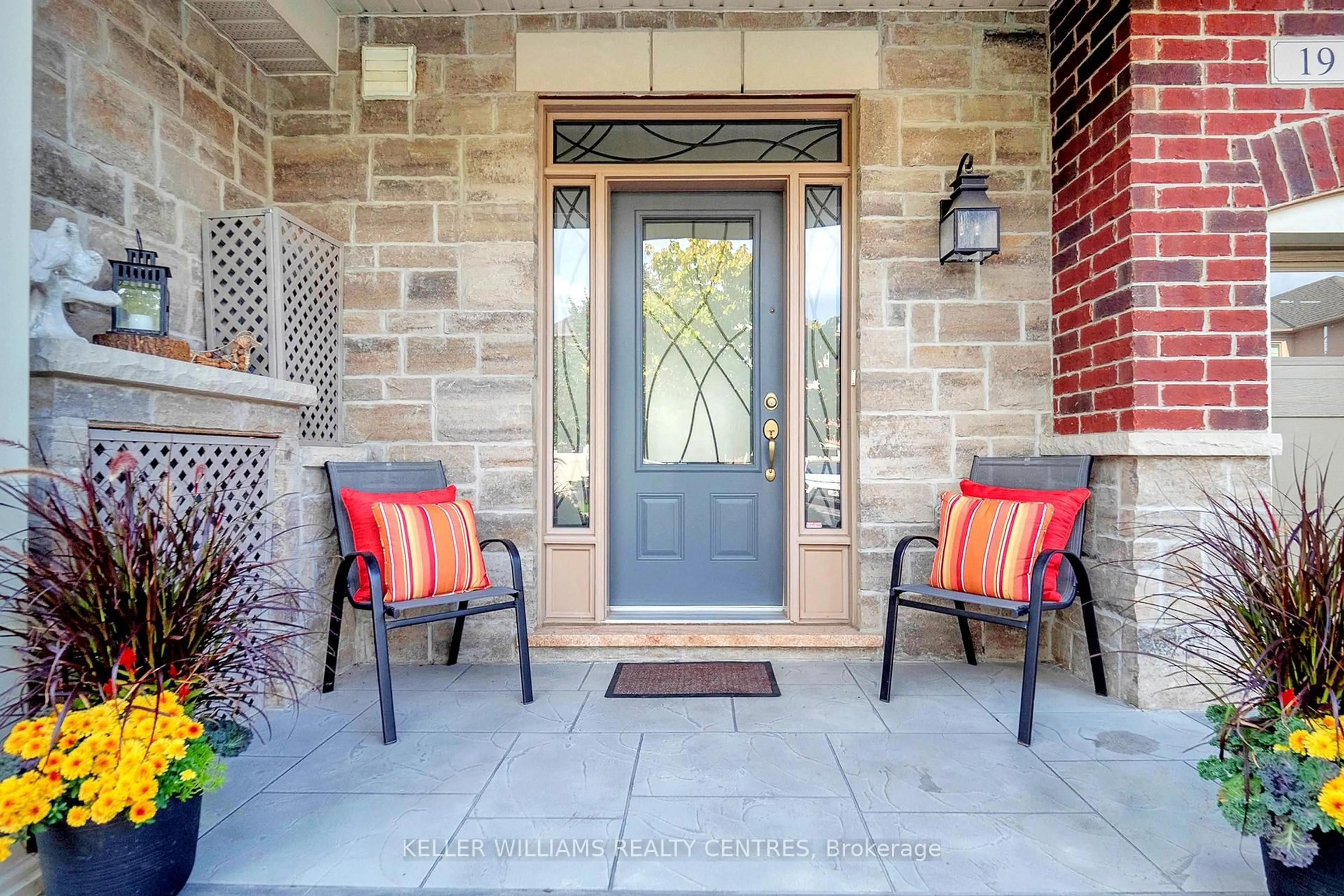 Indoor entryway for 19 Diamond Leaf Lane, Halton Hills Ontario L7G 0G7