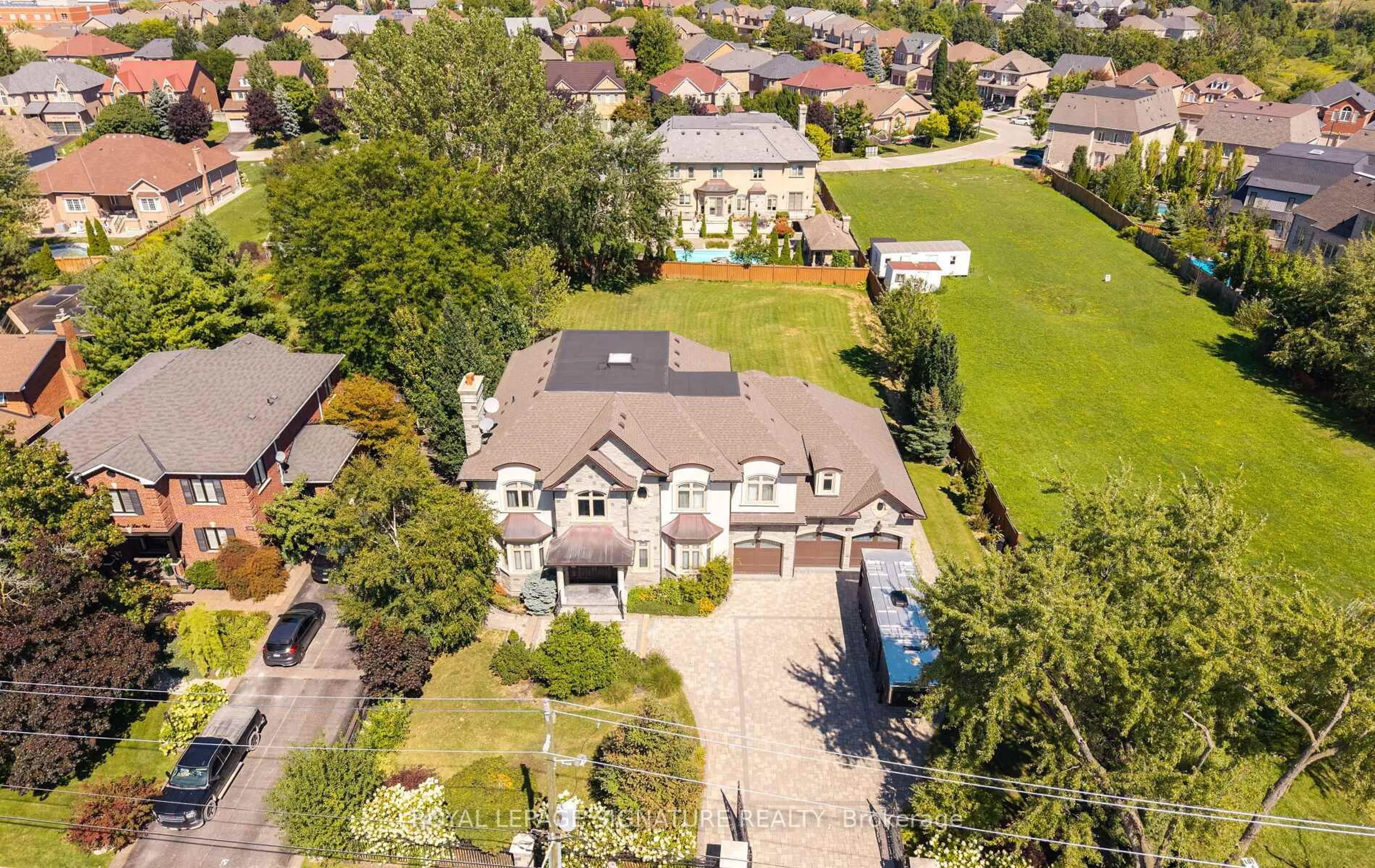 A pic from outside/outdoor area/front of a property/back of a property/a pic from drone, street for 6845 Second Line, Mississauga Ontario L5W 1A1