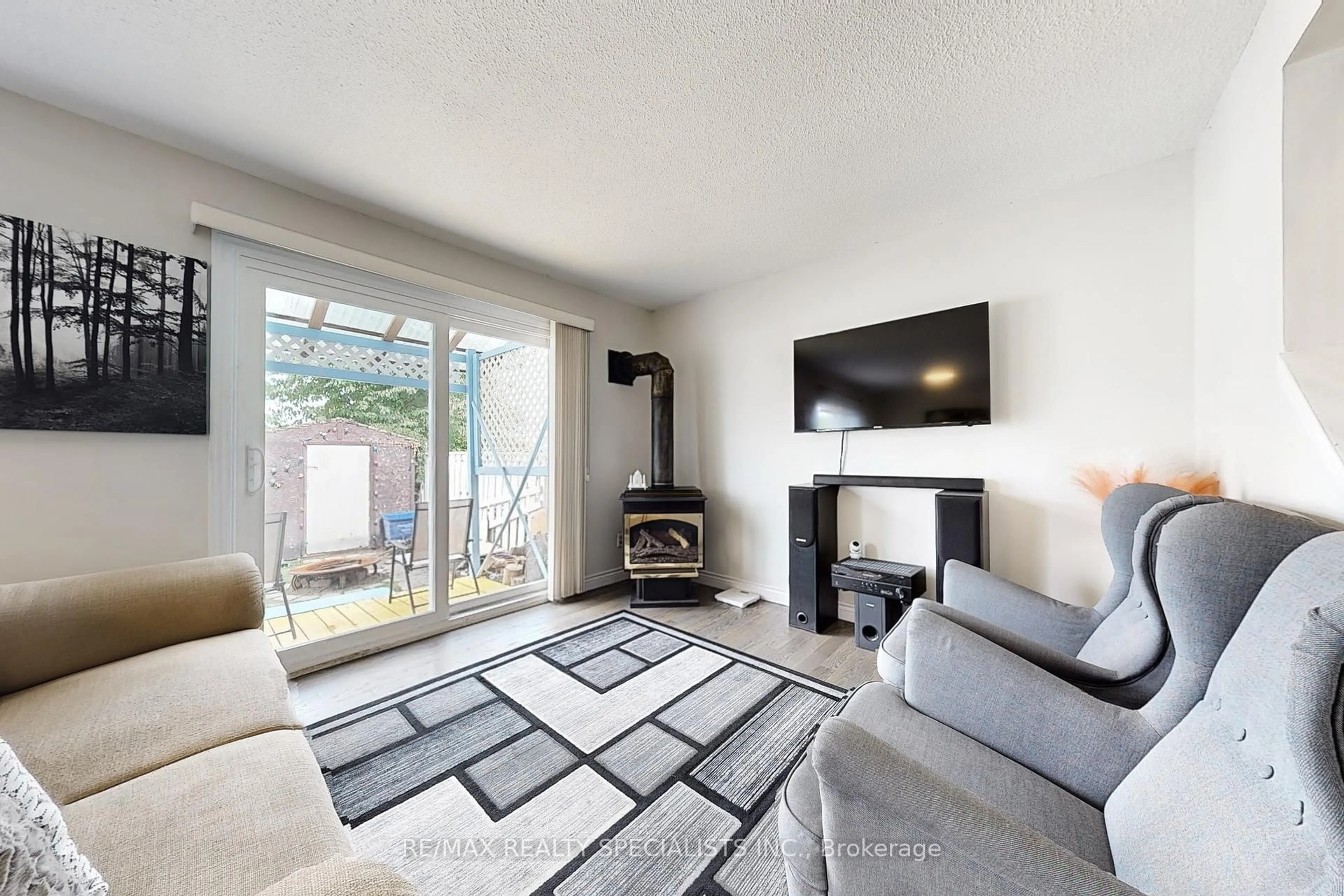 Living room with furniture, unknown for 17 Gladstone Sq, Brampton Ontario L6S 2H5
