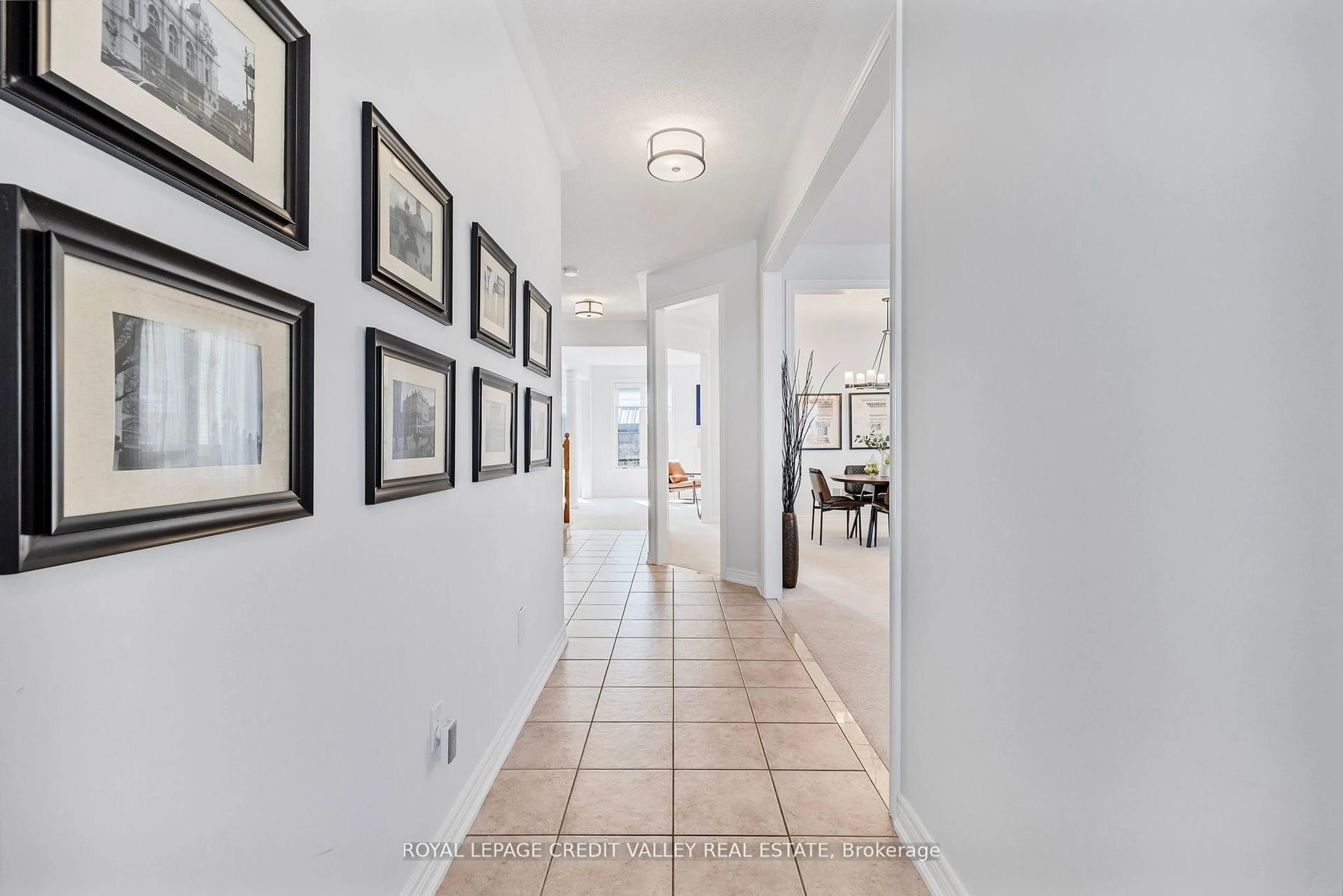 Indoor entryway for 14 Larande Crt, Brampton Ontario L6Y 0M3