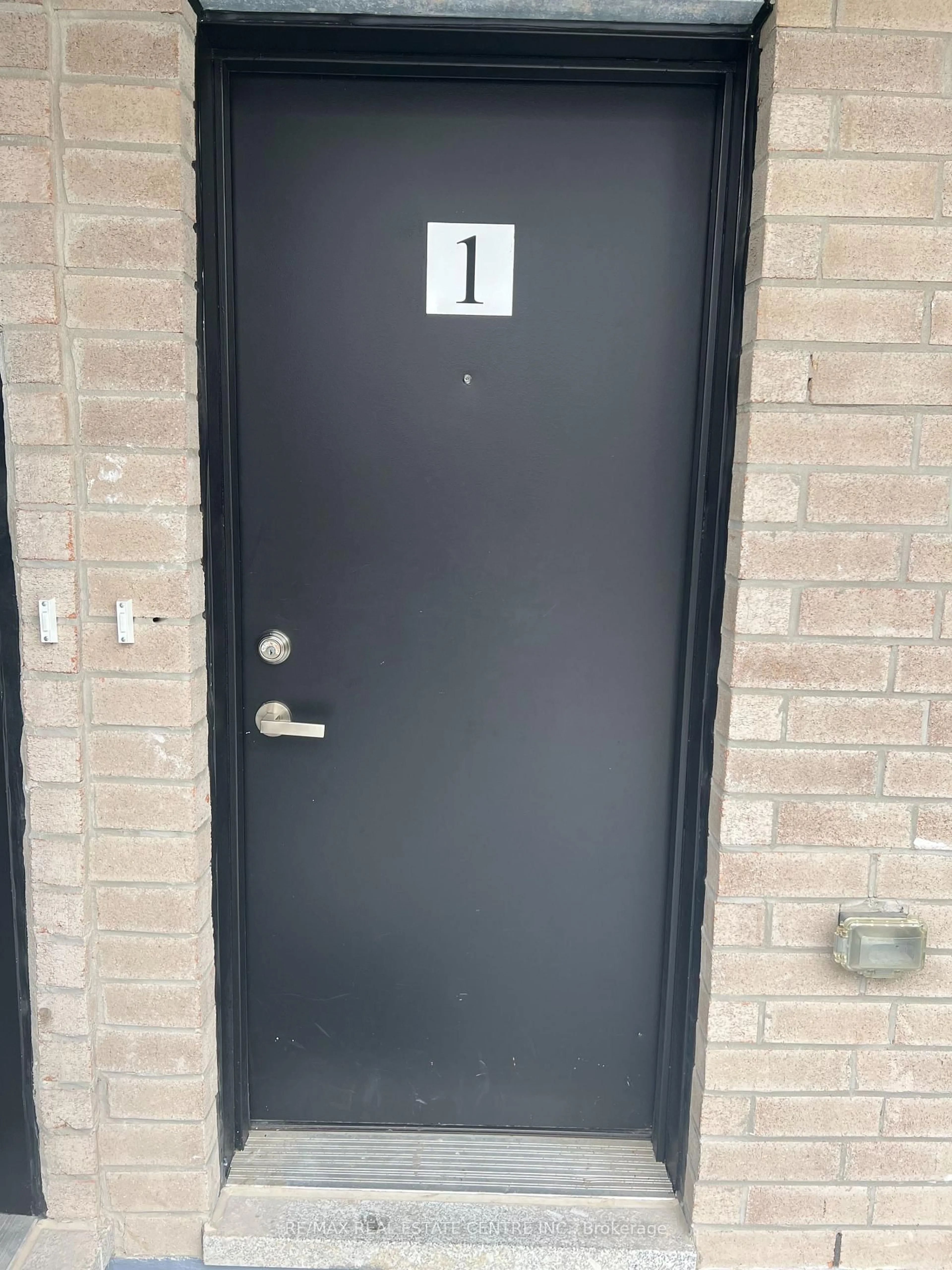 Indoor entryway for 3405 Ridgeway Dr #1, Mississauga Ontario L5L 0B9
