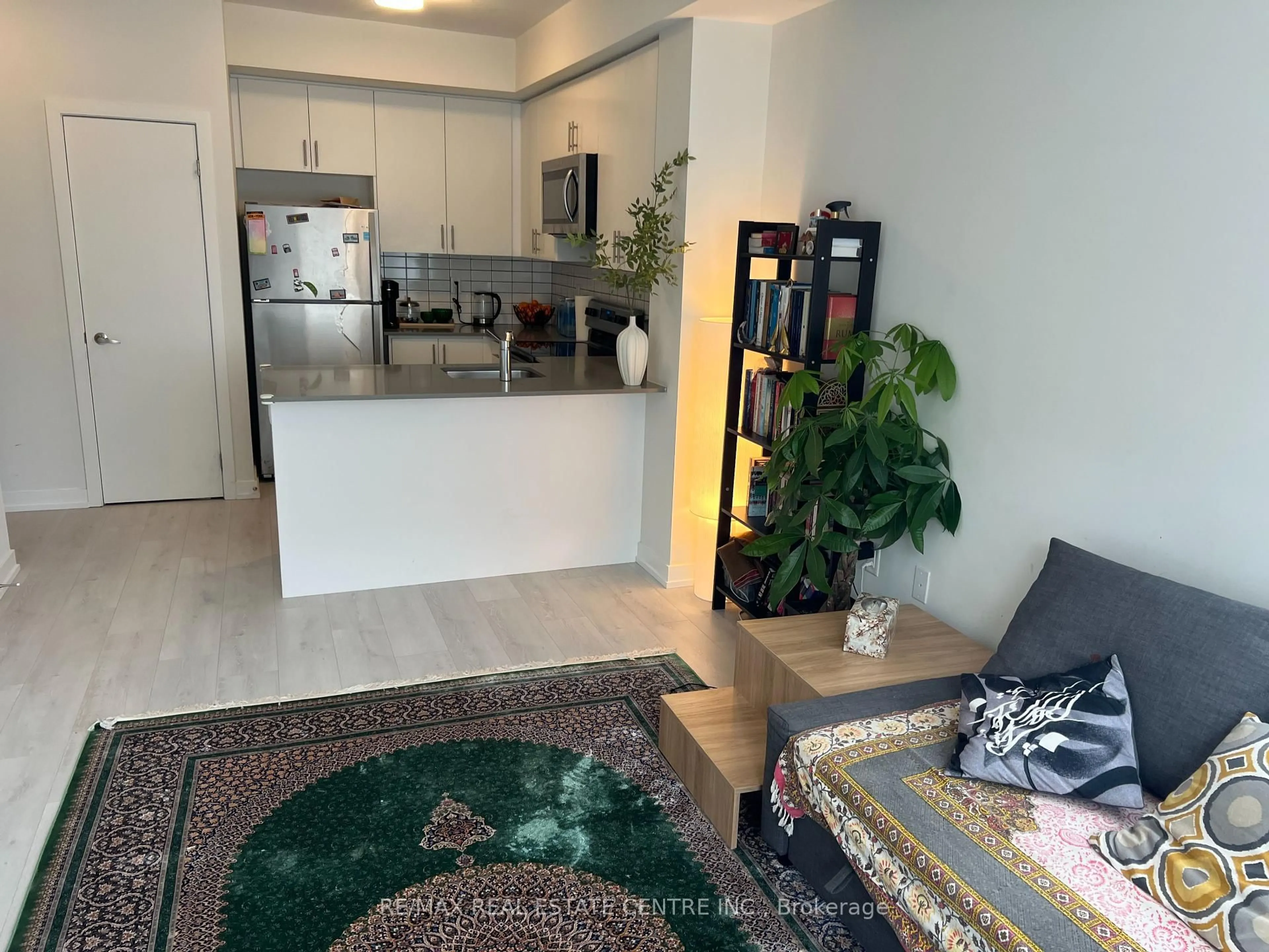 Living room with furniture, unknown for 3405 Ridgeway Dr #1, Mississauga Ontario L5L 0B9