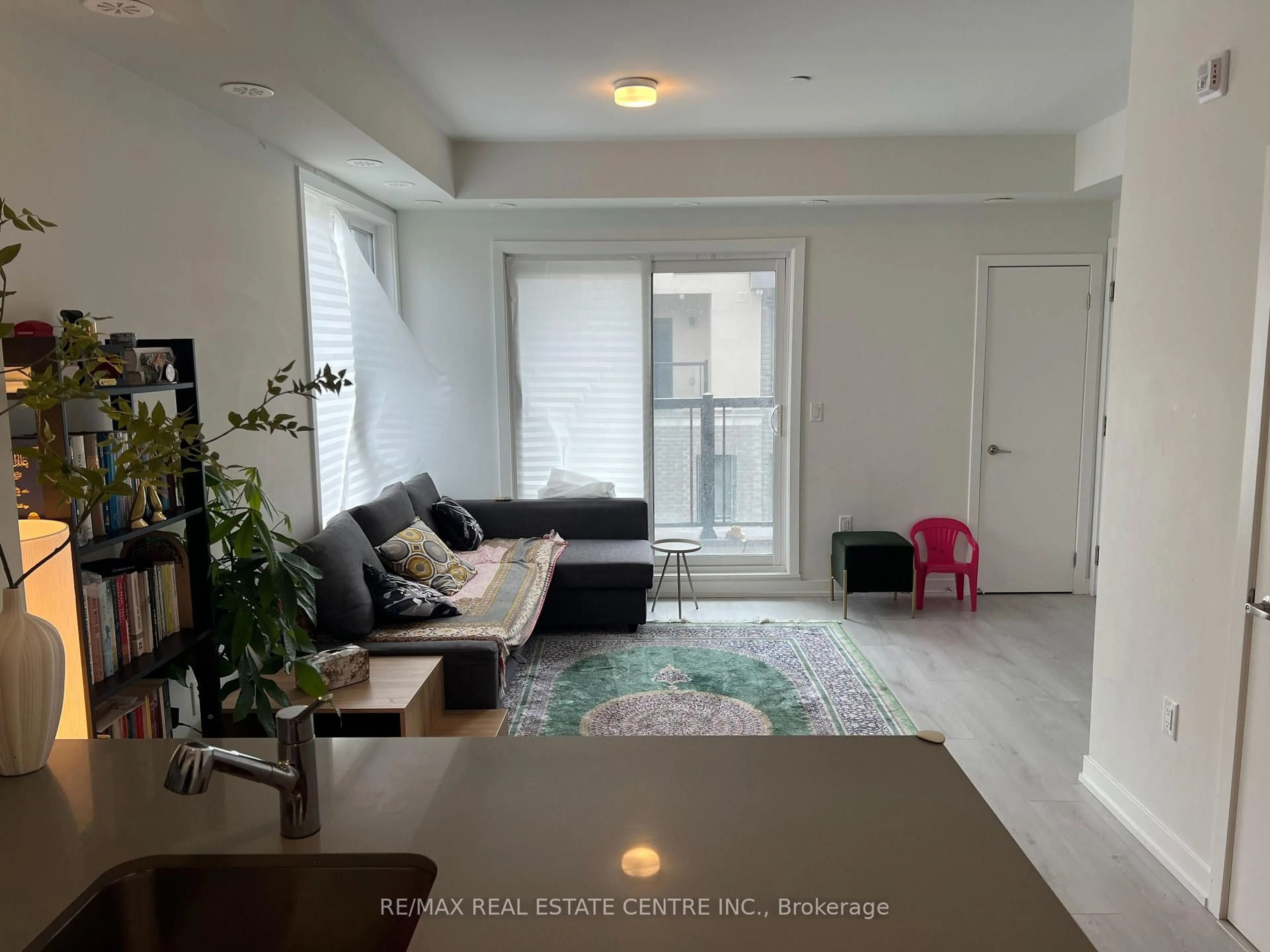 Living room with furniture, unknown for 3405 Ridgeway Dr #1, Mississauga Ontario L5L 0B9