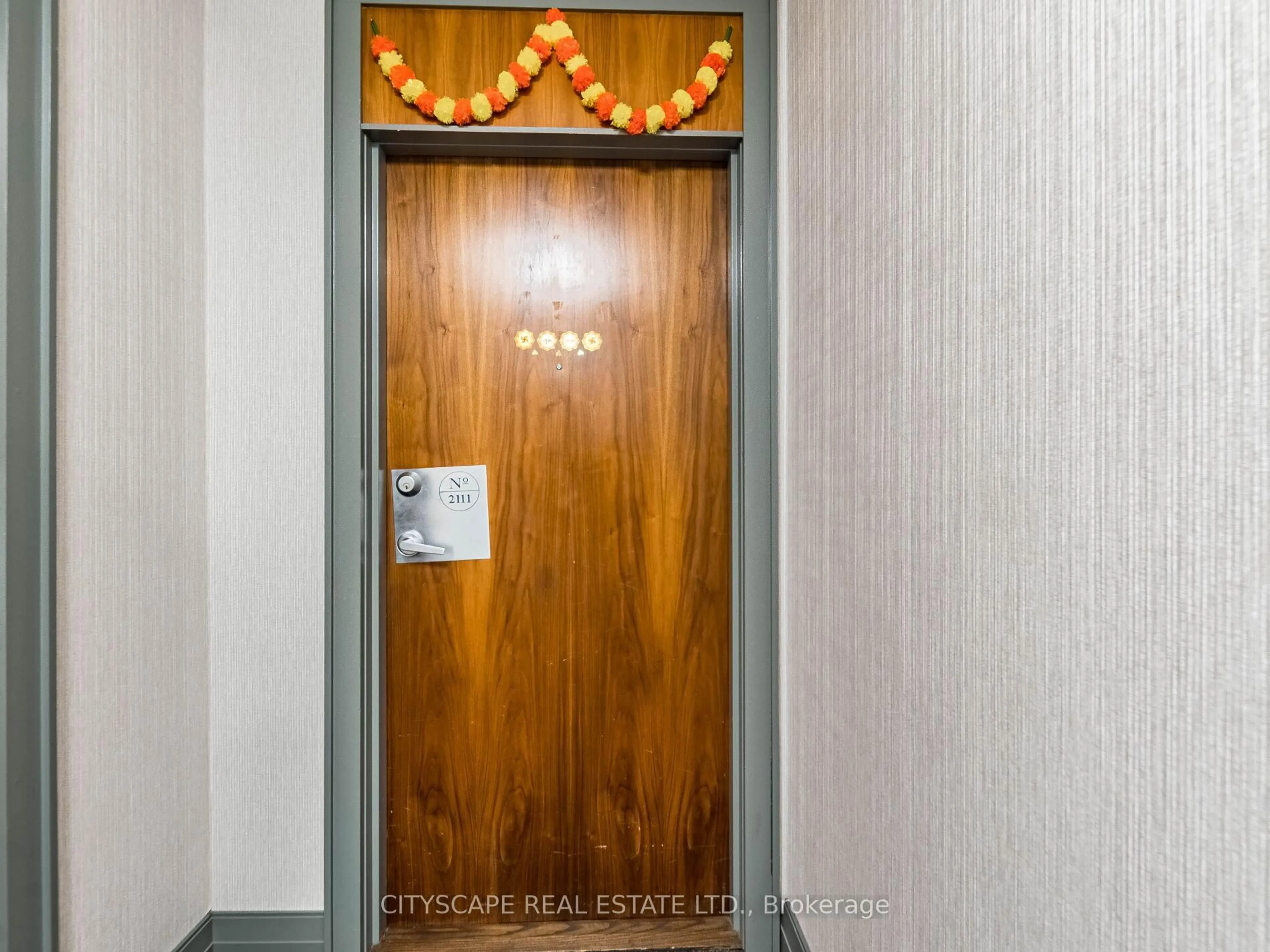 Indoor foyer for 1 Elm Dr #2111, Mississauga Ontario L5B 4M1