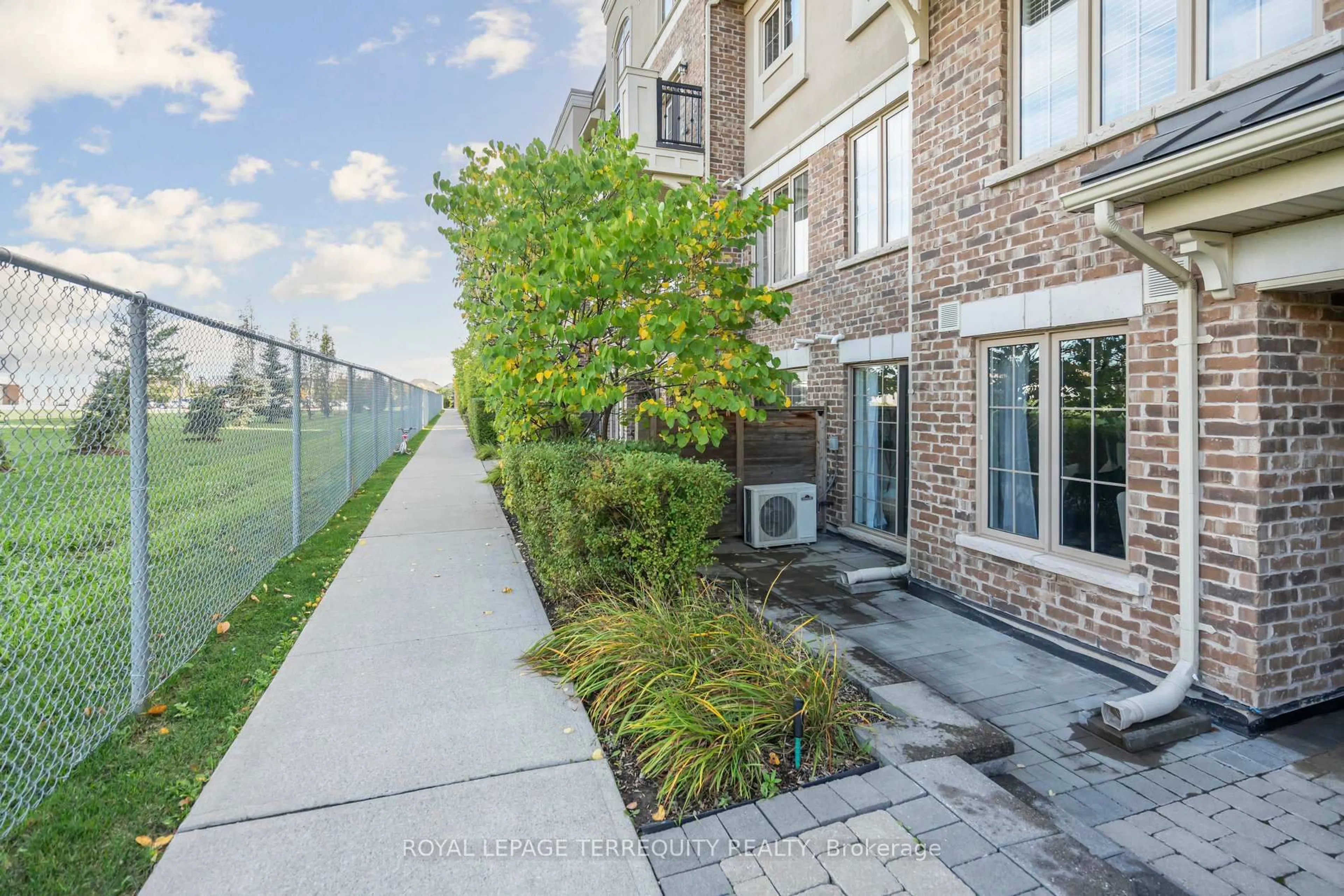 Patio, street for 2441 Greenwich Dr #37, Oakville Ontario L6M 0S3