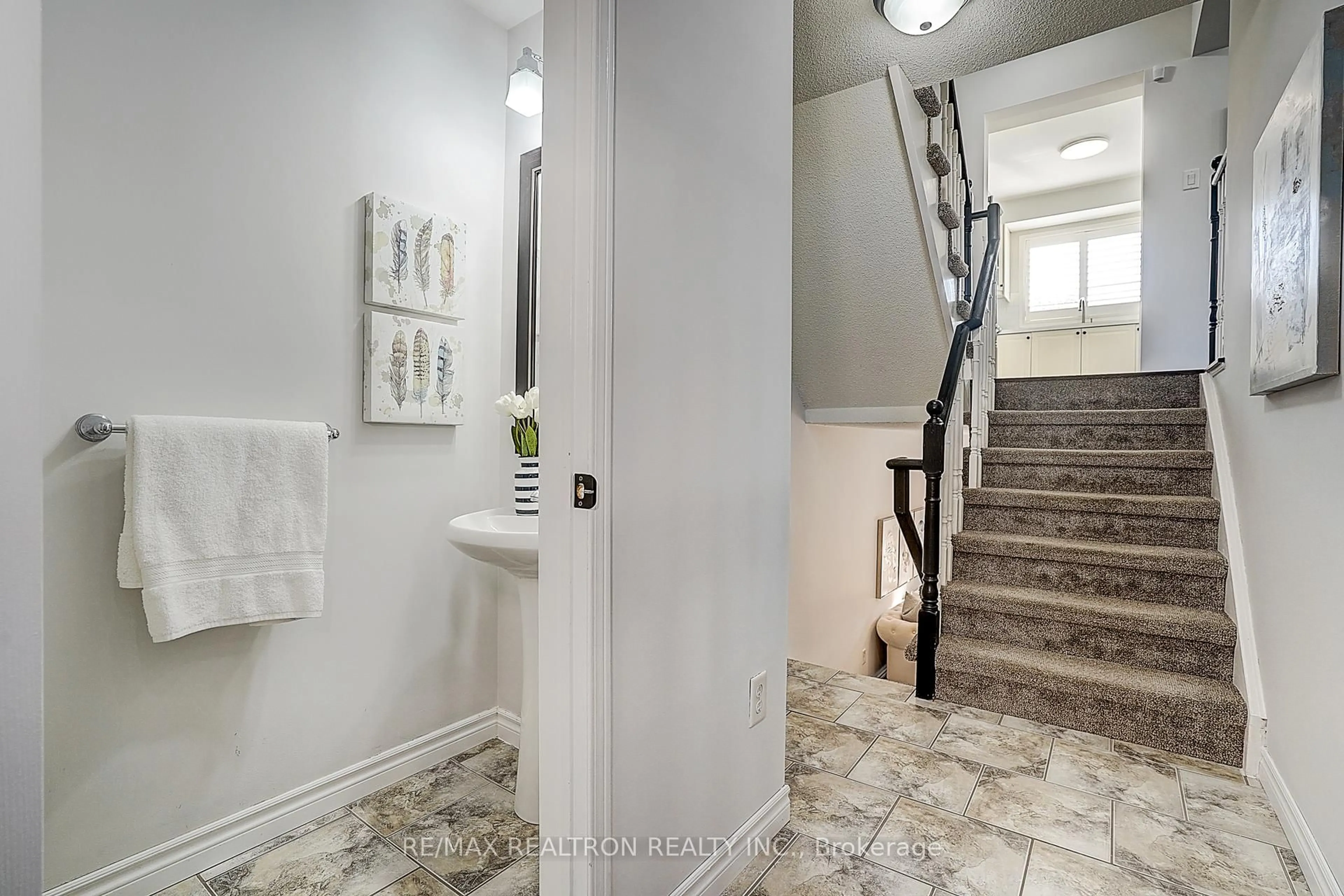 Indoor entryway for 2543 Gill Cres, Oakville Ontario L6H 6R8