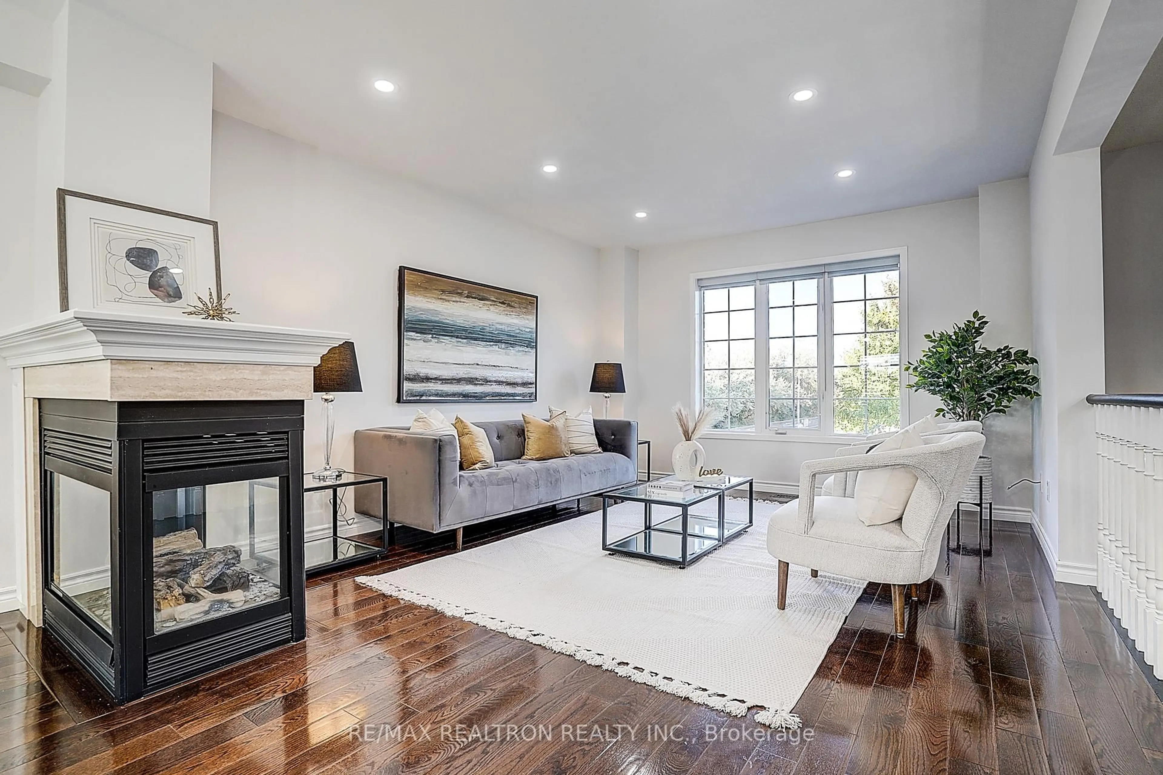 Living room with furniture, unknown for 2543 Gill Cres, Oakville Ontario L6H 6R8