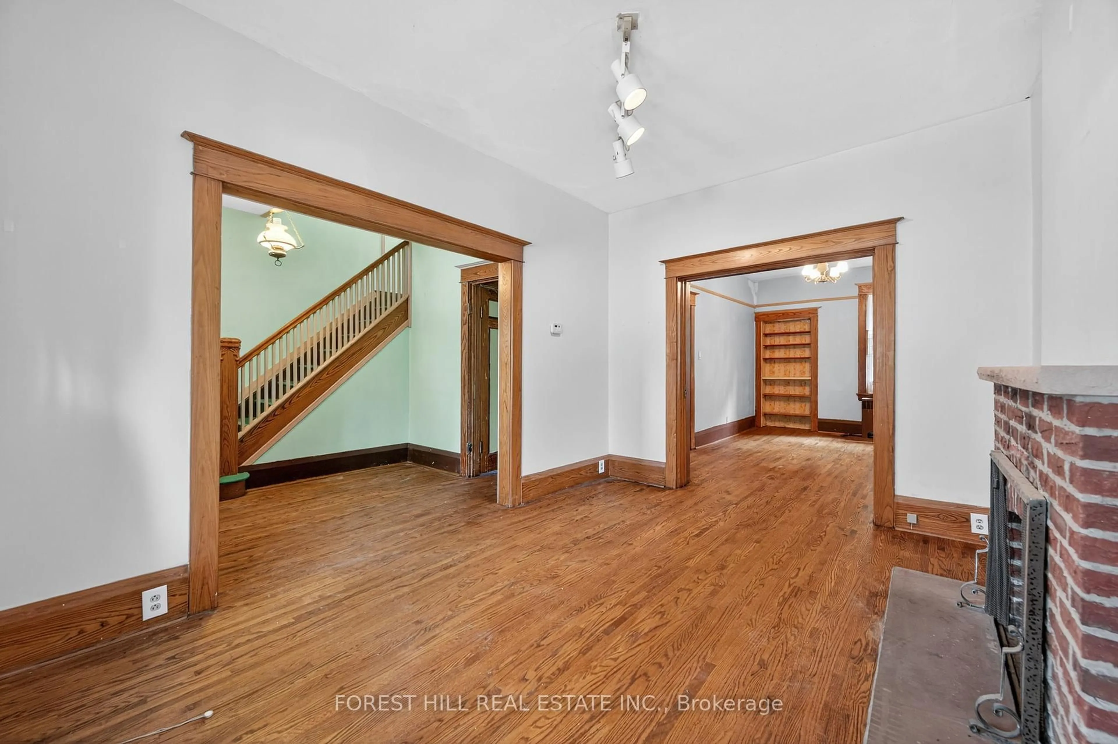 Indoor foyer for 1 Somerville Ave, Toronto Ontario M6M 4W1