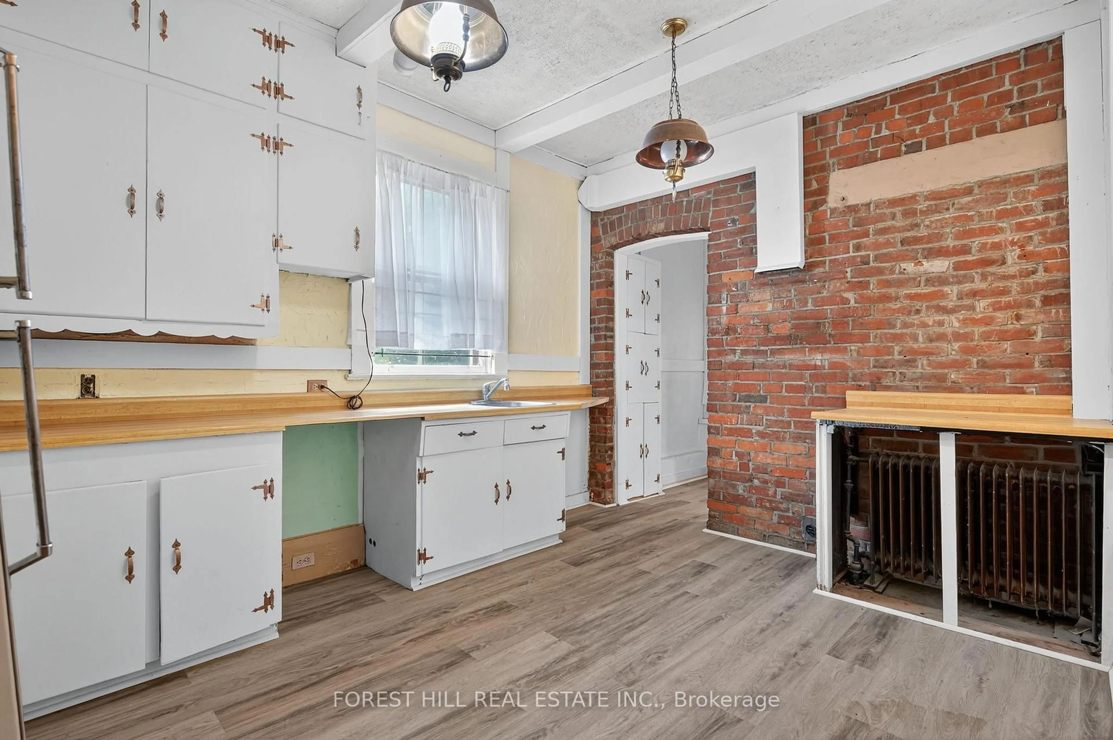 Standard kitchen, unknown for 1 Somerville Ave, Toronto Ontario M6M 4W1