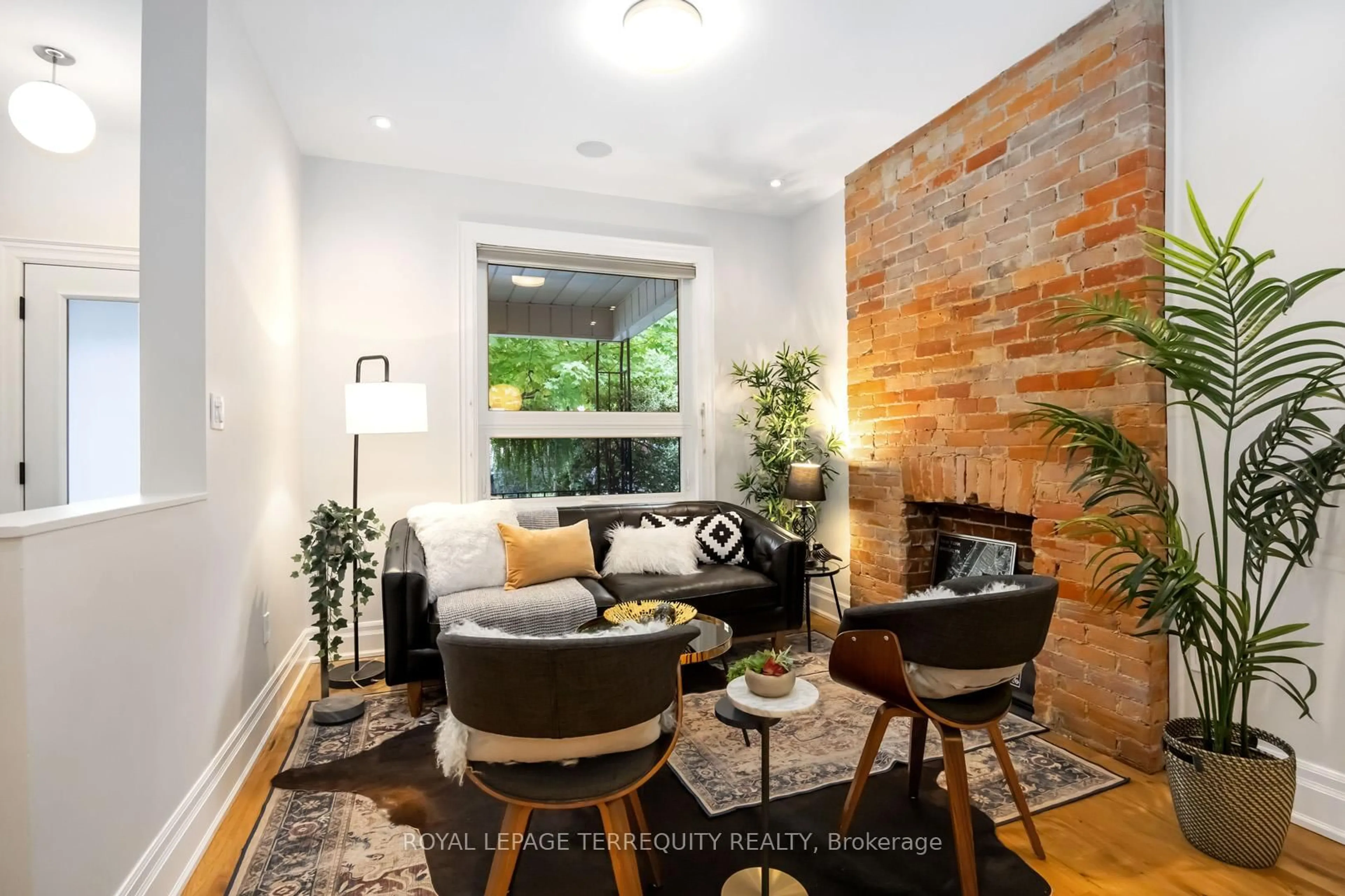 Living room with furniture, unknown for 256 Campbell Ave, Toronto Ontario M6P 3V6