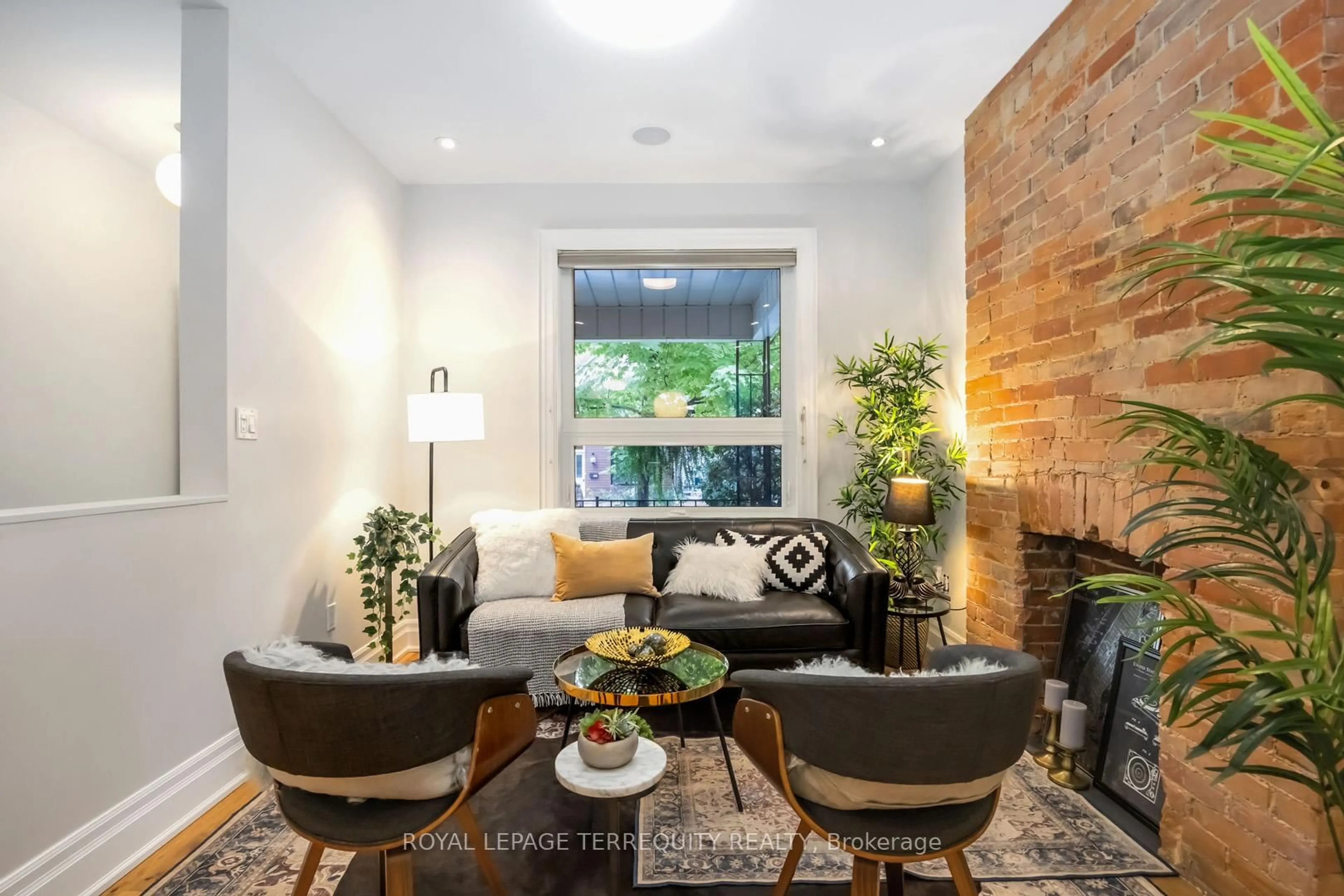 Living room with furniture, unknown for 256 Campbell Ave, Toronto Ontario M6P 3V6