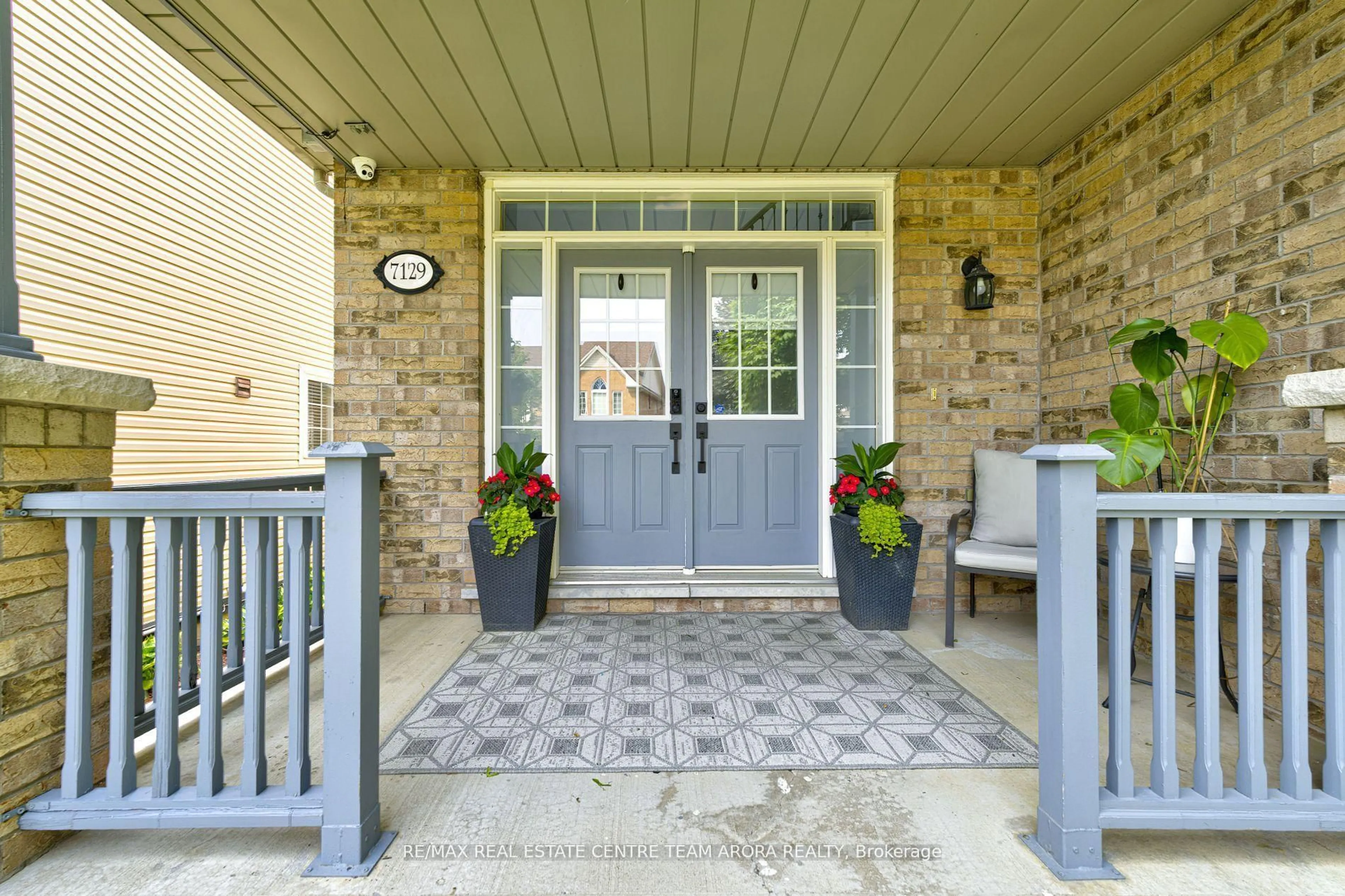 Indoor entryway for 7129 Gillespie Lane, Mississauga Ontario L5W 1E8