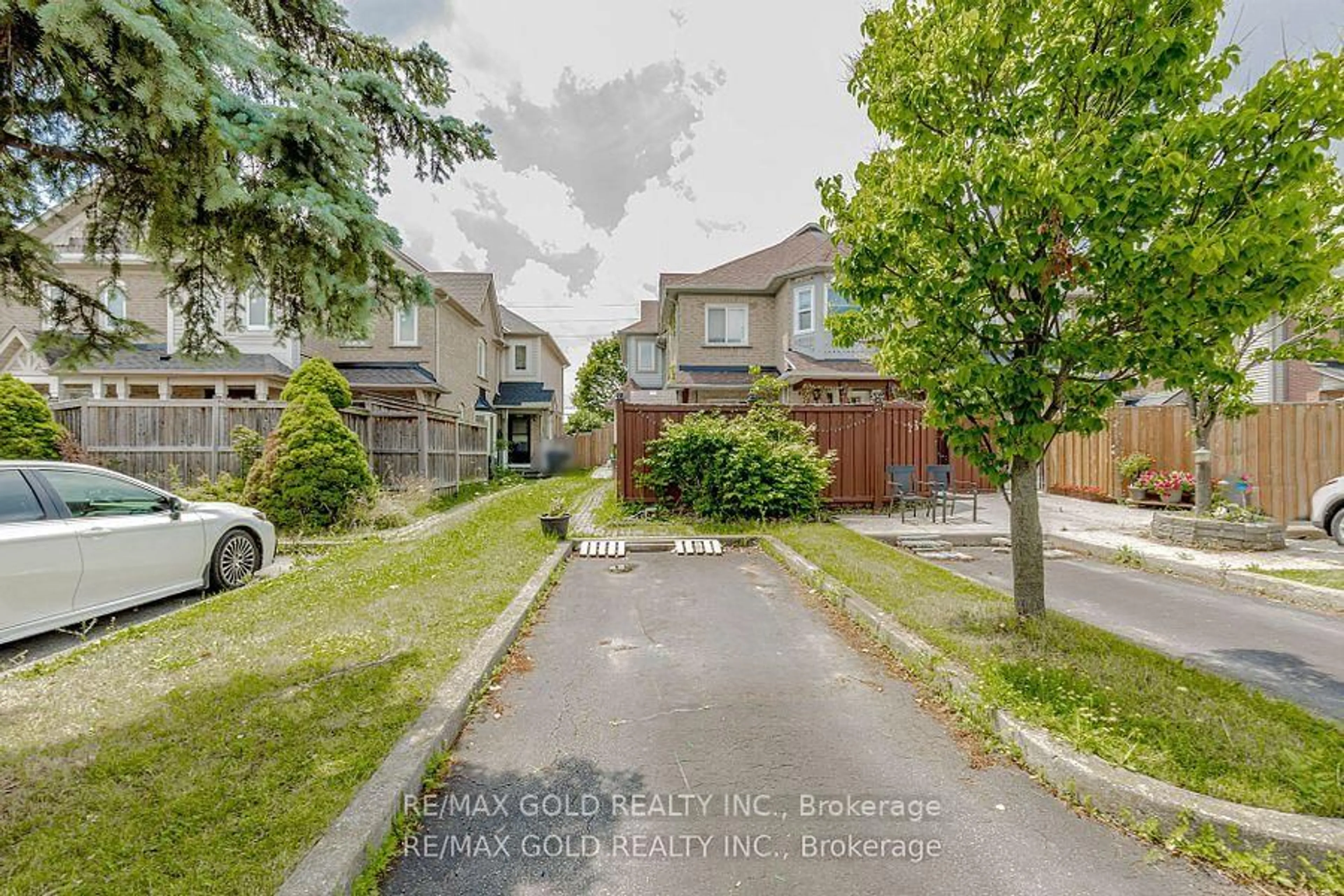 A pic from outside/outdoor area/front of a property/back of a property/a pic from drone, street for 139 Chipmunk Cres, Brampton Ontario L6R 1B7