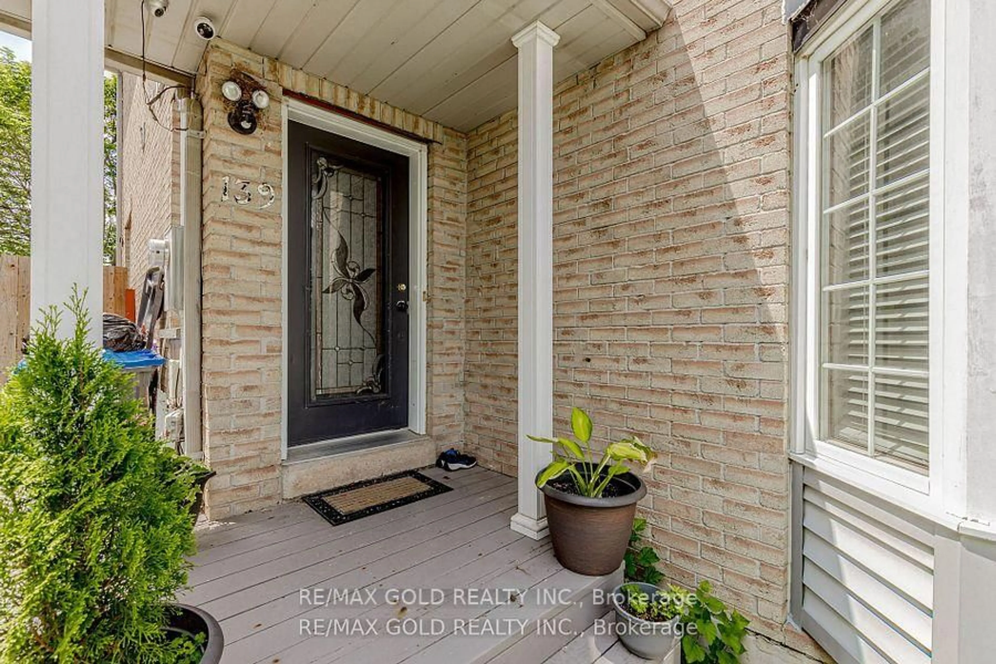 Indoor entryway for 139 Chipmunk Cres, Brampton Ontario L6R 1B7