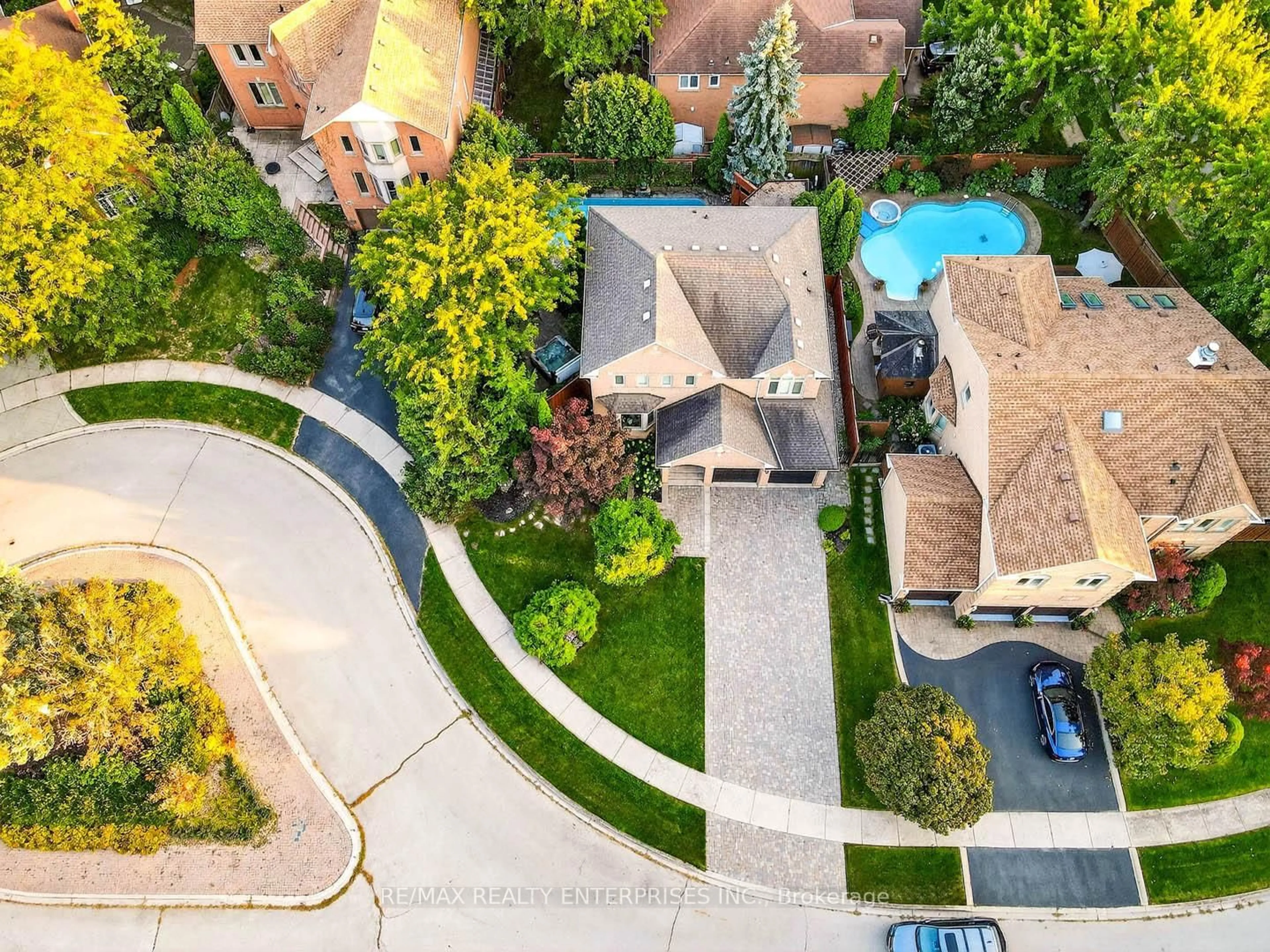 A pic from outside/outdoor area/front of a property/back of a property/a pic from drone, street for 336 Oakridge Crt, Oakville Ontario L6H 5T9