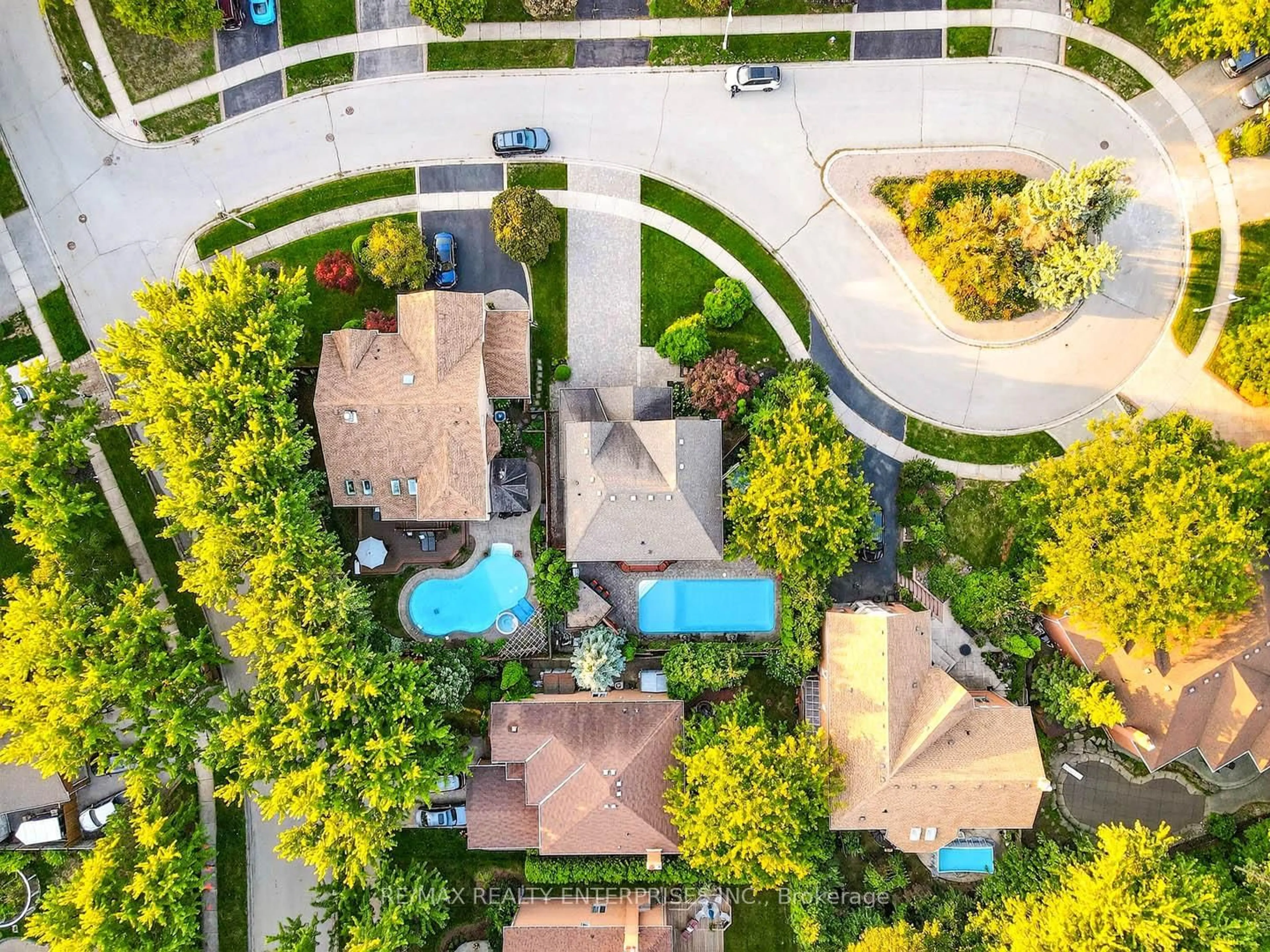 A pic from outside/outdoor area/front of a property/back of a property/a pic from drone, street for 336 Oakridge Crt, Oakville Ontario L6H 5T9