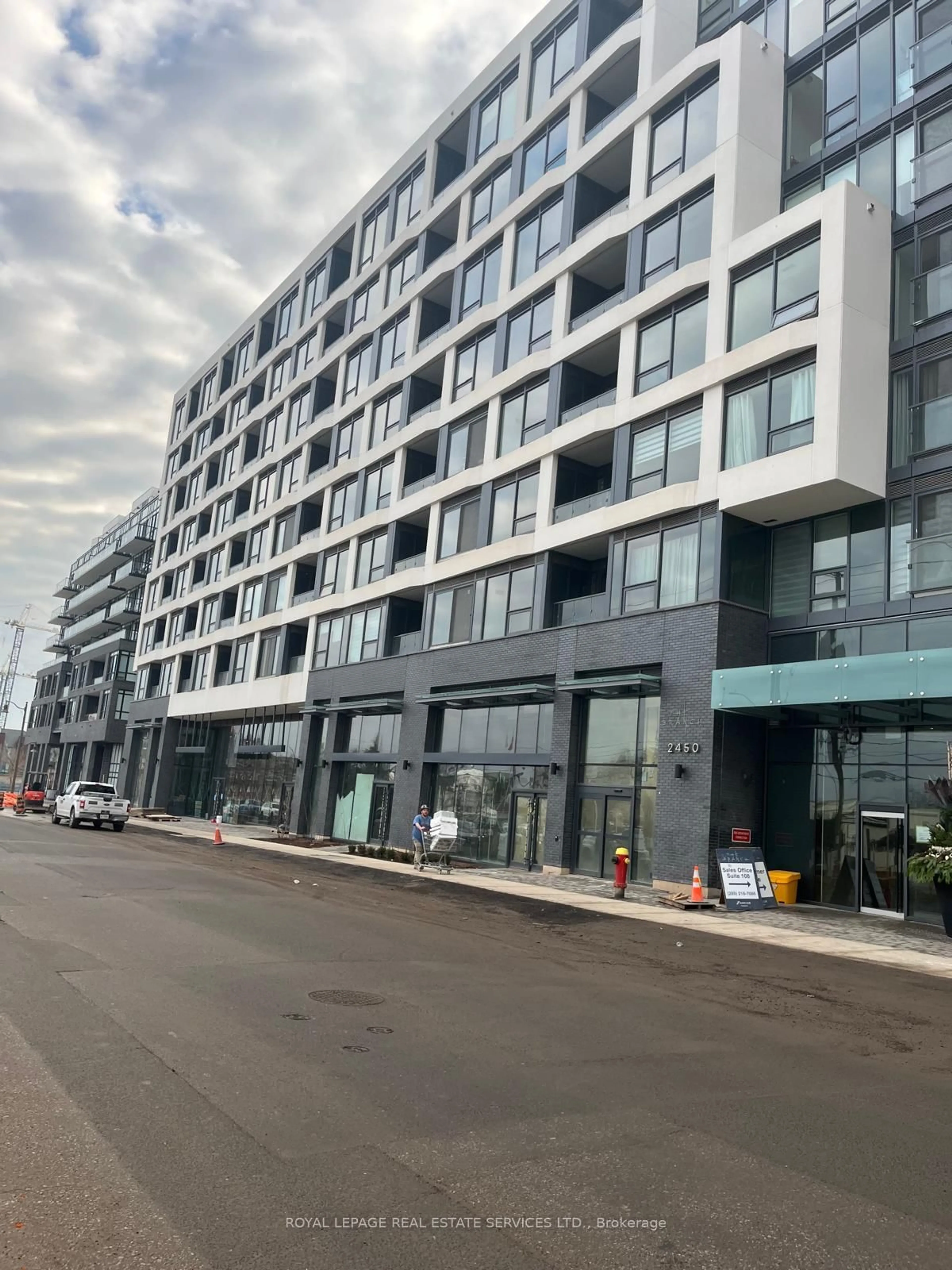 Indoor foyer for 2450 Old Bronte Rd #438, Oakville Ontario L6M 5P6