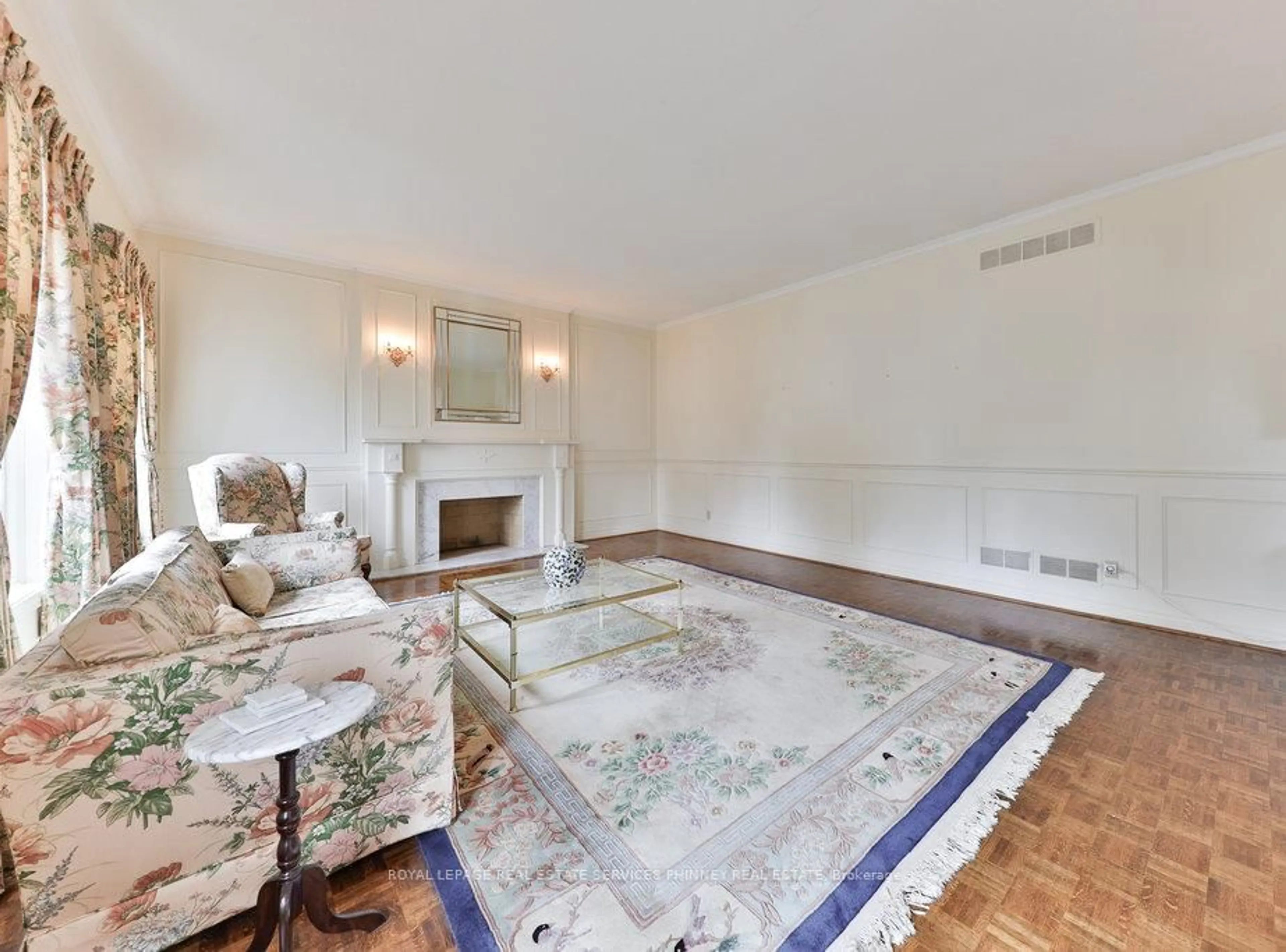 Living room with furniture, carpet floor for 2390 Mississauga Rd, Mississauga Ontario L5H 2L1