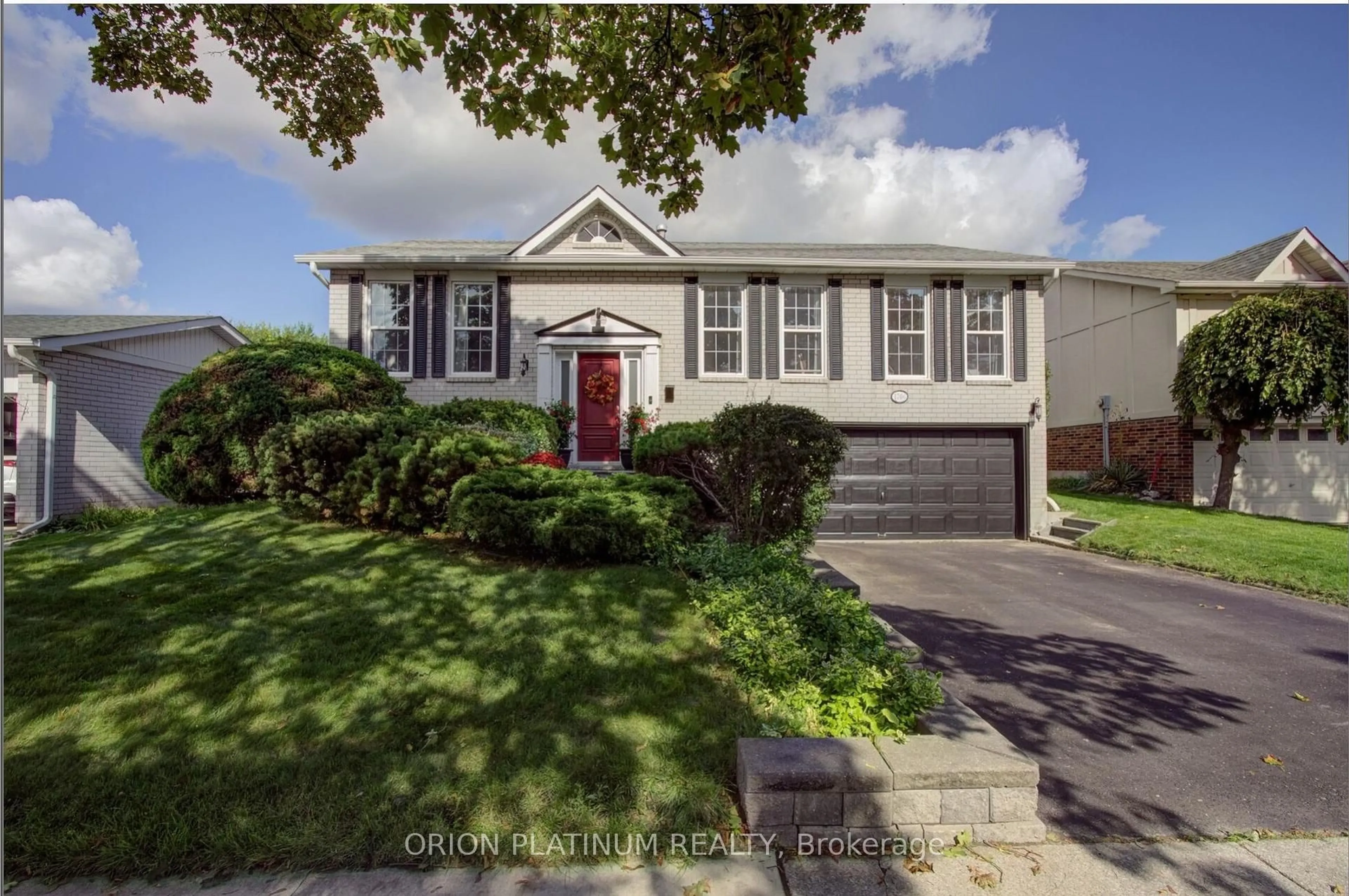 Home with vinyl exterior material, street for 1706 Branchwood Park, Mississauga Ontario L4W 2E6