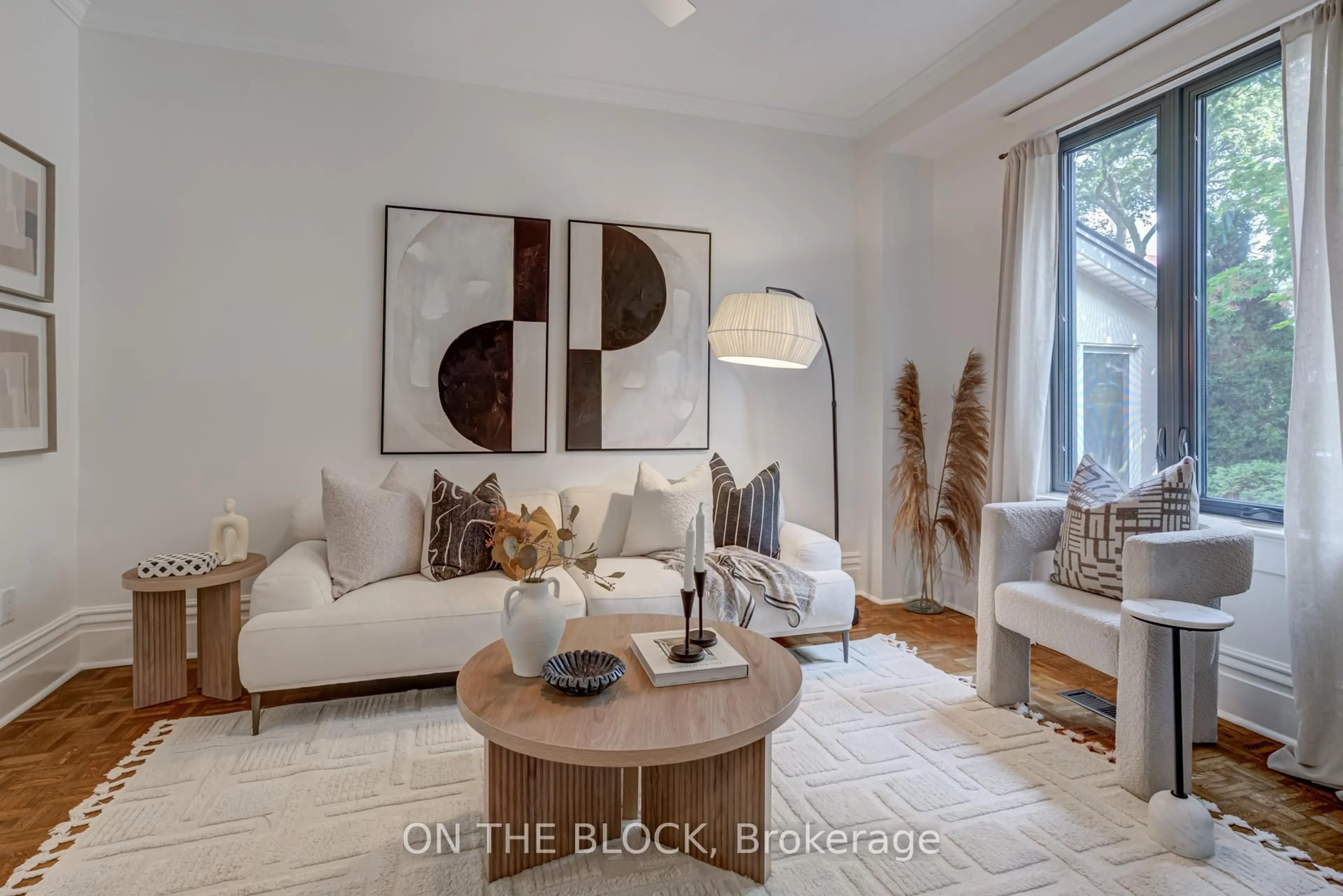Living room with furniture, unknown for 220 Fairview Ave, Toronto Ontario M6P 3A5