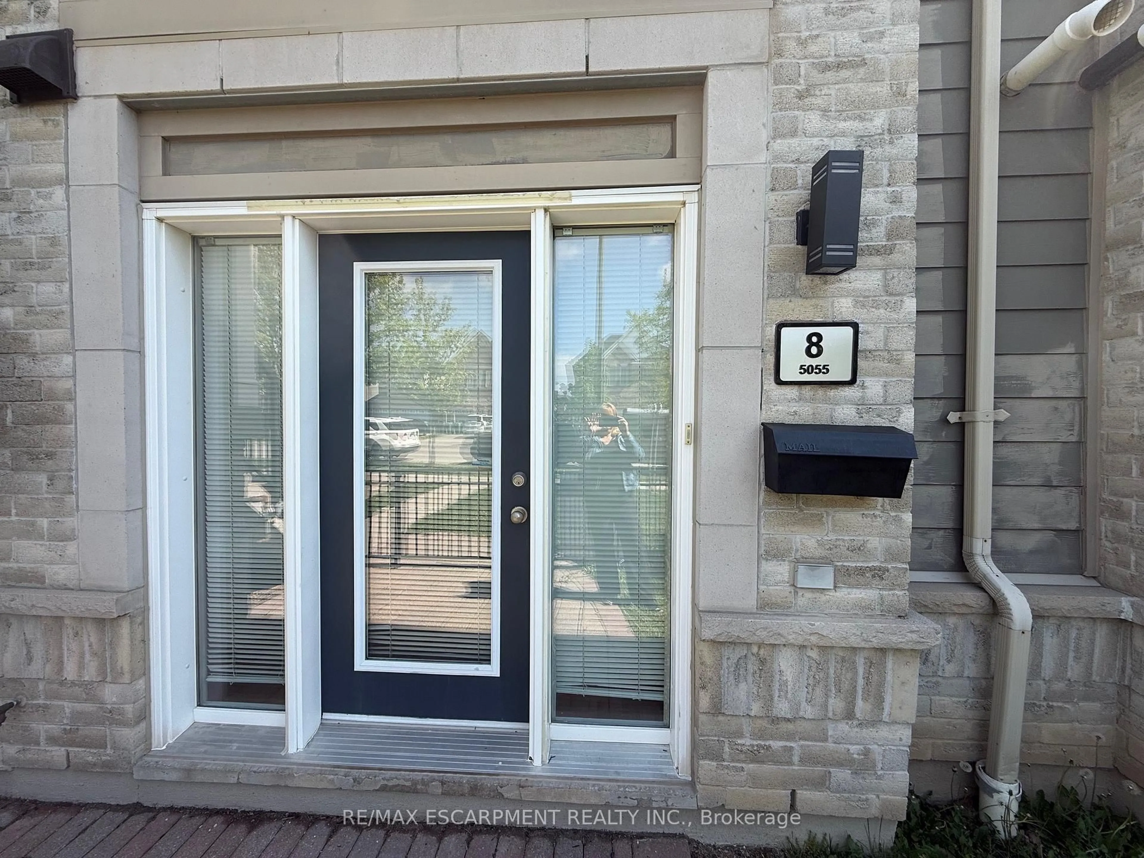 Indoor entryway for 5055 Oscar Peterson Blvd #8, Mississauga Ontario L5M 0P4