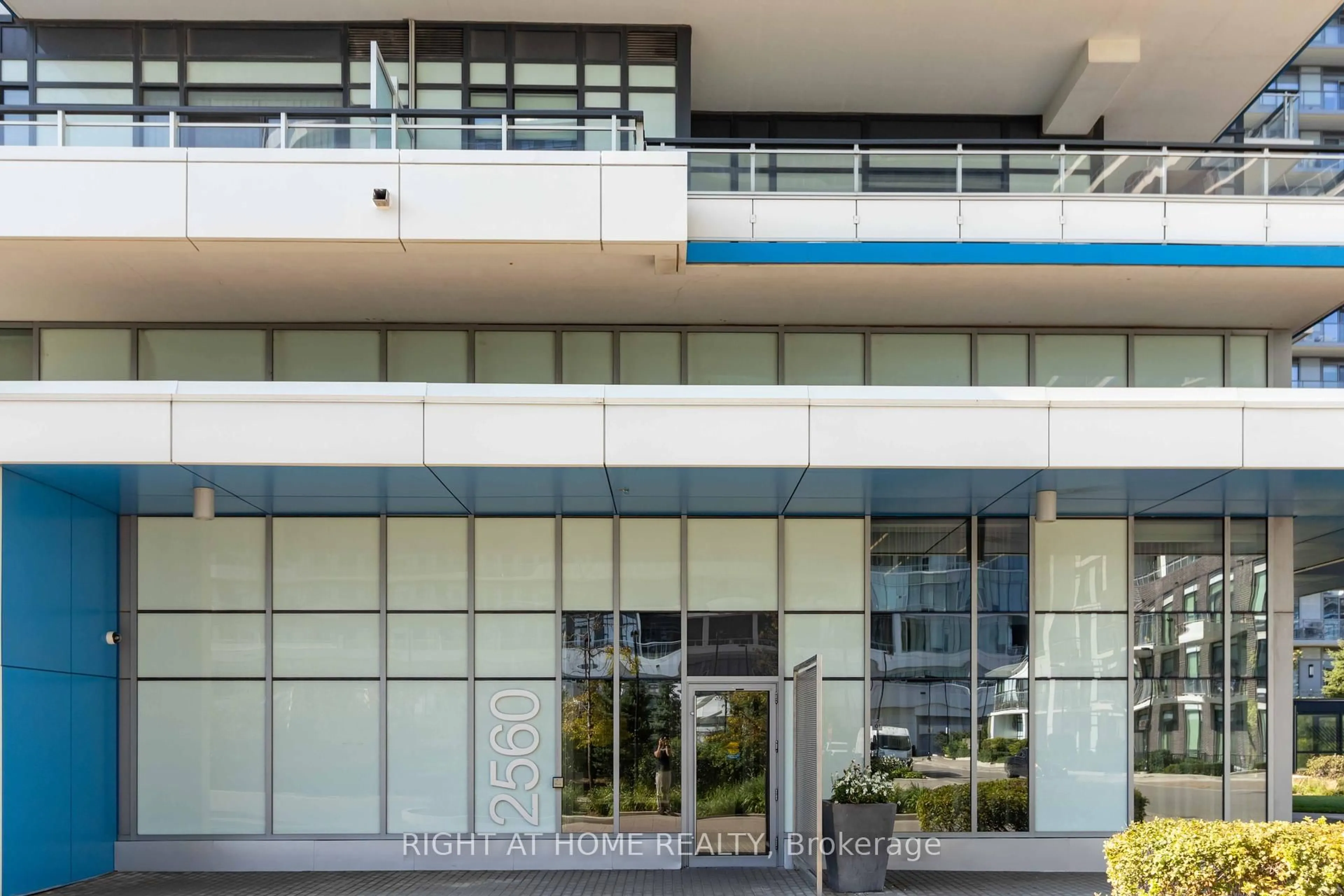 Indoor foyer for 2560 Eglinton Ave #811, Mississauga Ontario L5M 0Y3