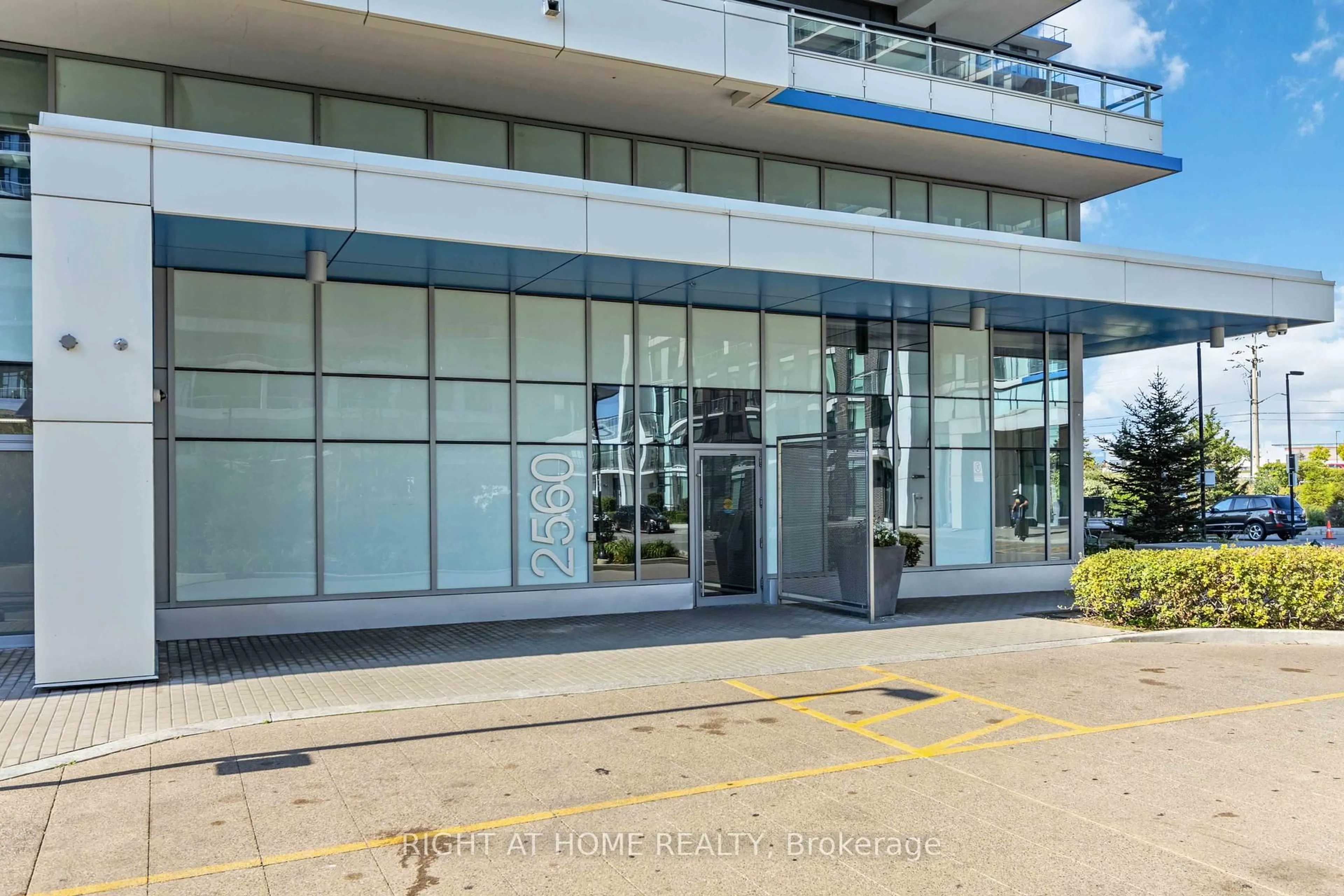 Indoor foyer for 2560 Eglinton Ave #811, Mississauga Ontario L5M 0Y3