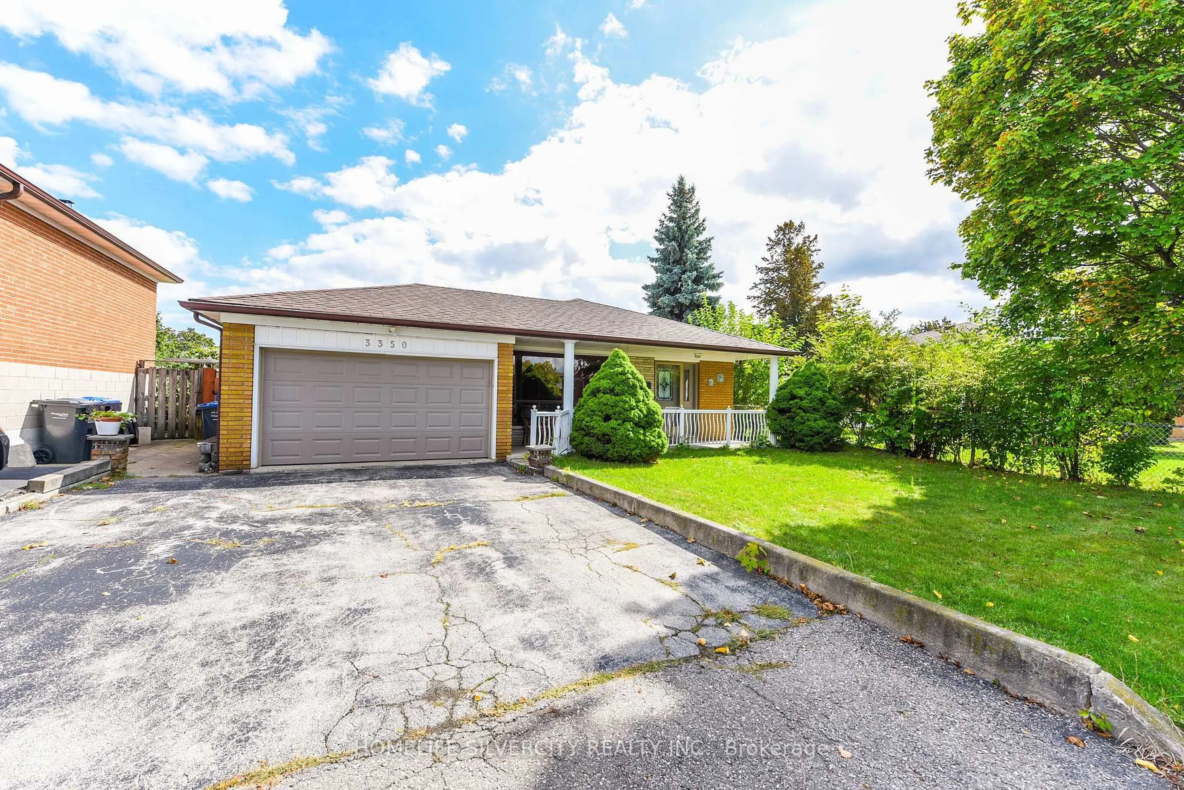 A pic from outside/outdoor area/front of a property/back of a property/a pic from drone, street for 3350 Lehigh Cres, Mississauga Ontario L4T 1W8
