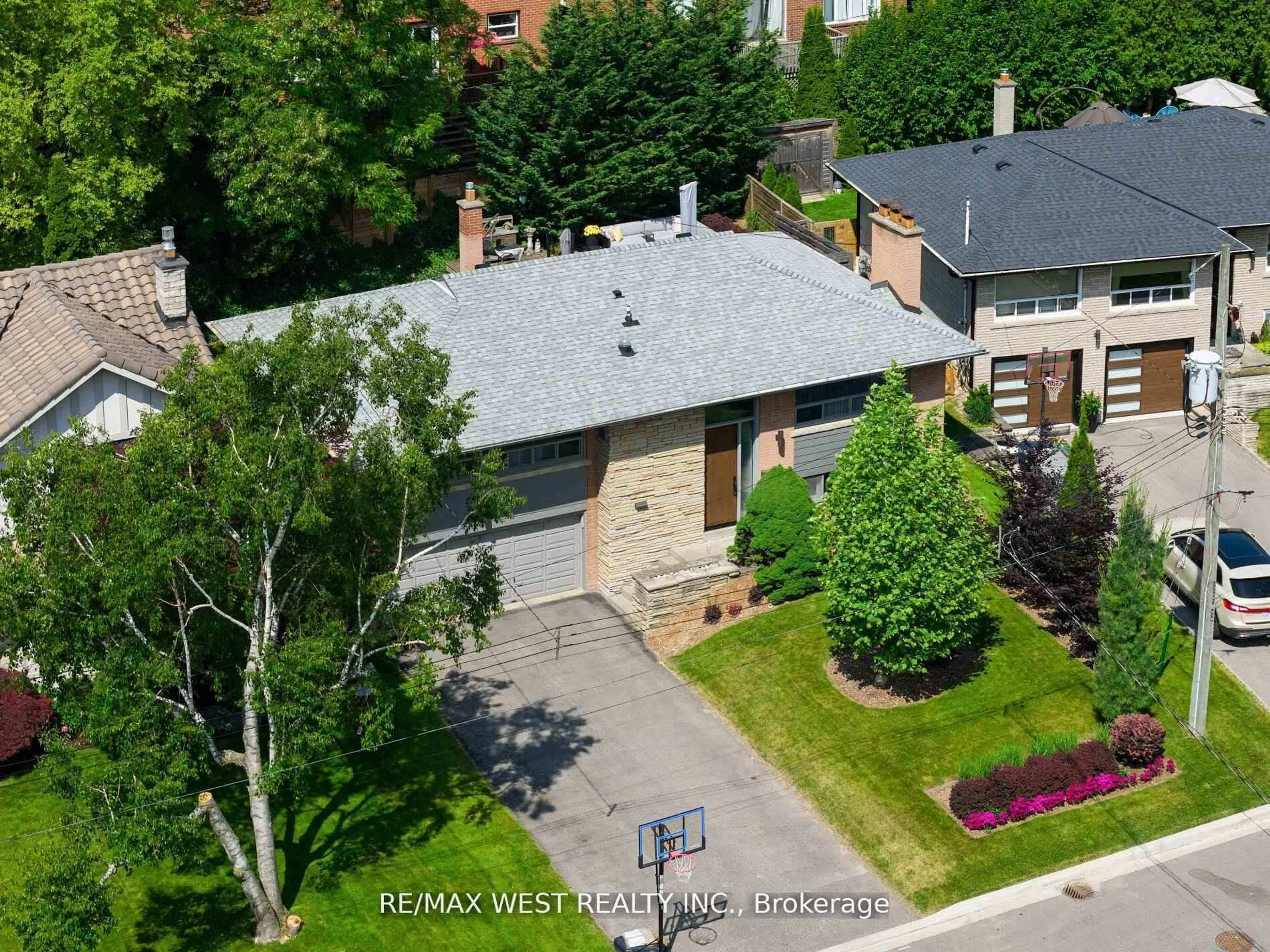 A pic from outside/outdoor area/front of a property/back of a property/a pic from drone, street for 10 Vanellan Crt, Toronto Ontario M8Z 4A5