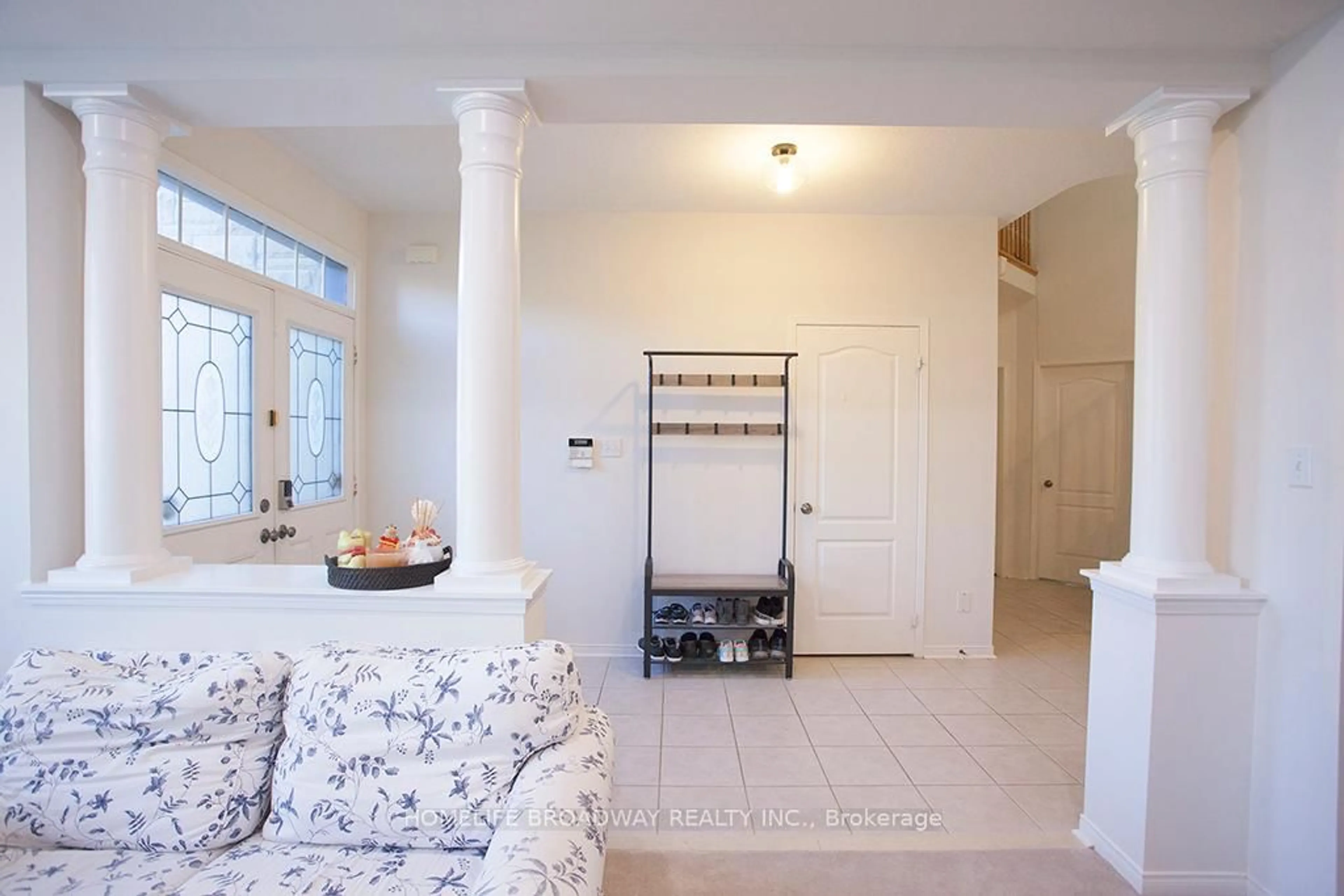 Indoor entryway for 3604 Steeple Chase Cres, Mississauga Ontario L5M 0J8