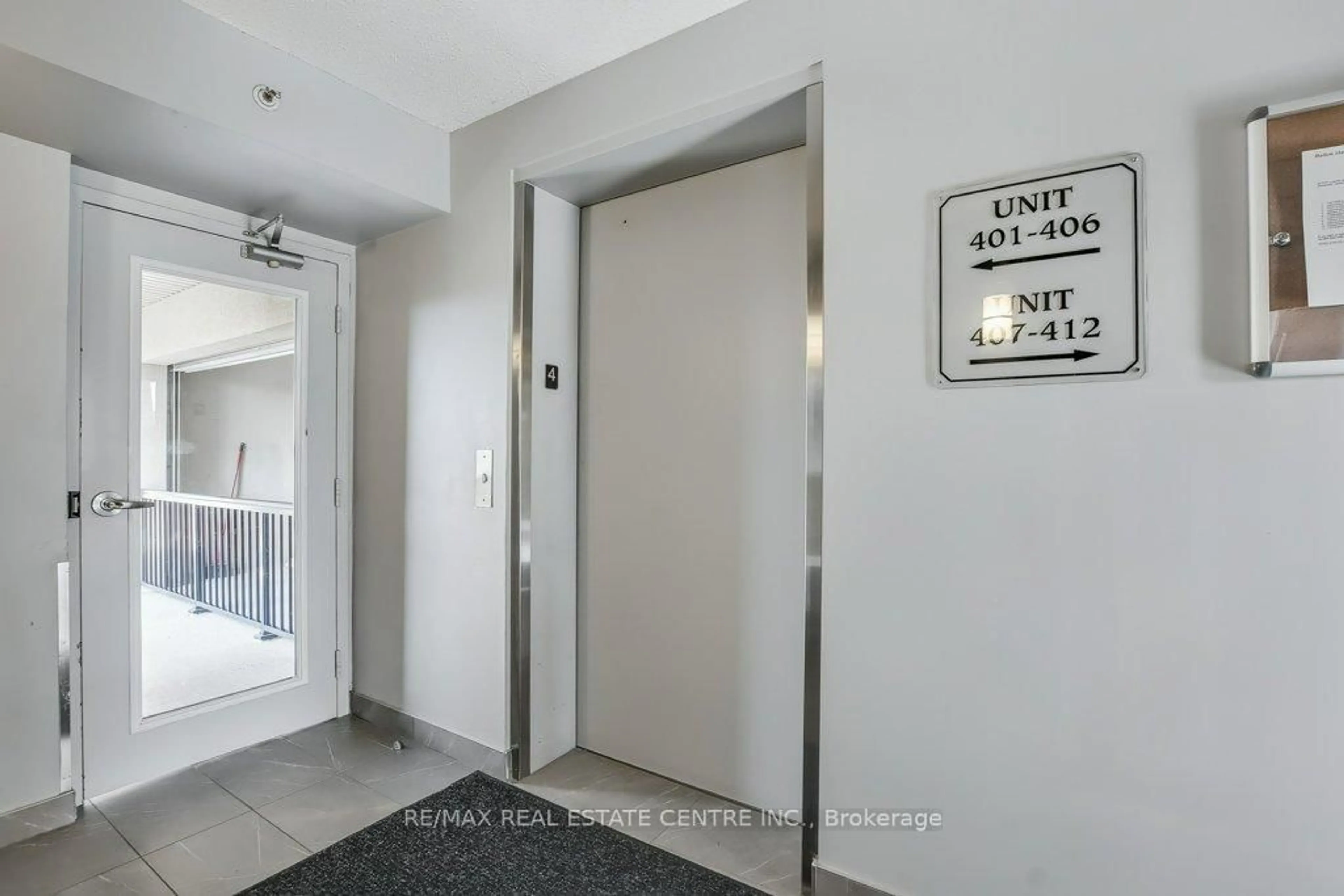 Indoor foyer for 1479 Maple Ave #407, Milton Ontario L9T 0B5