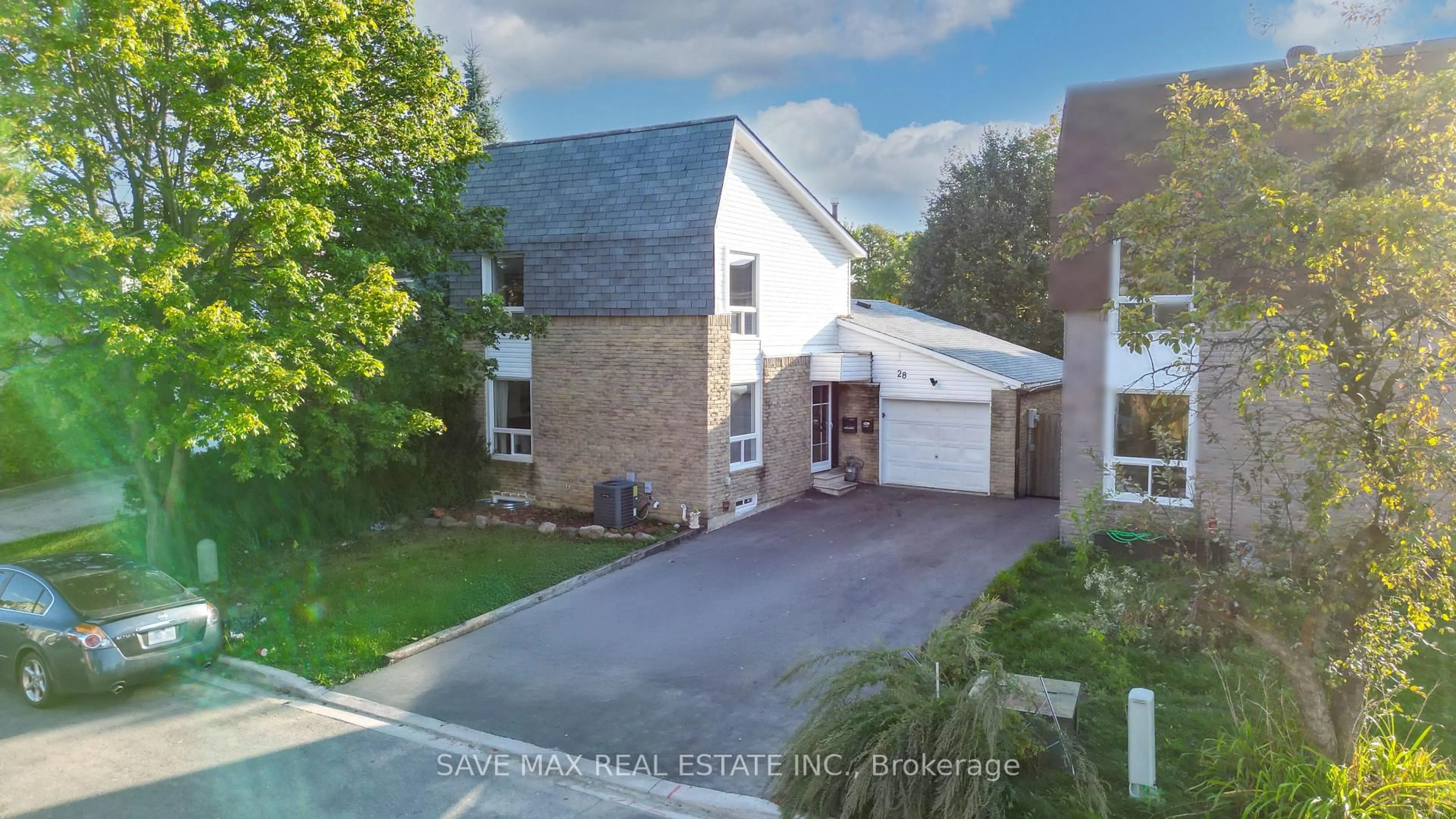 A pic from outside/outdoor area/front of a property/back of a property/a pic from drone, street for 28 Gailwood Crt, Brampton Ontario L6S 2E2