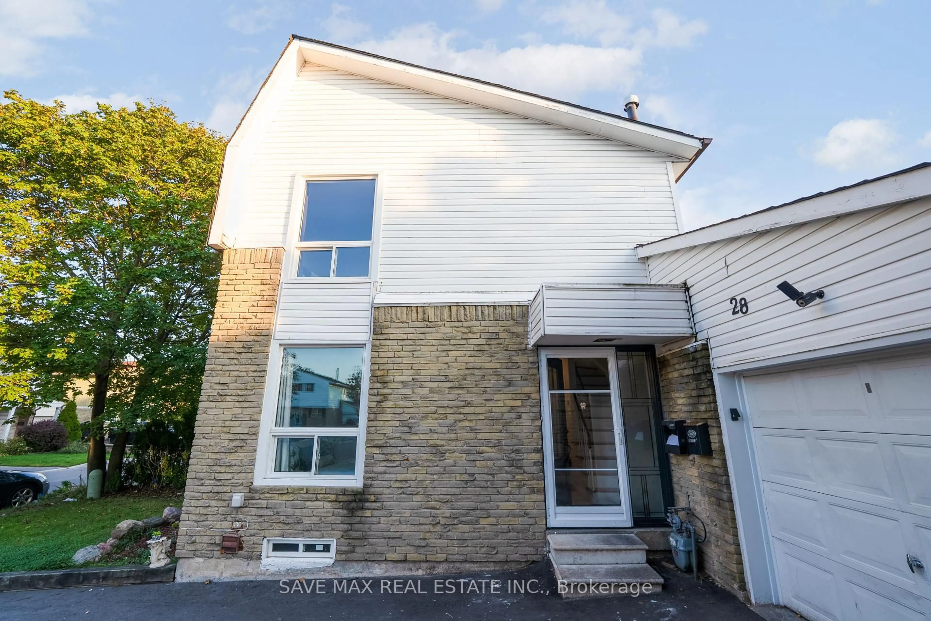 Home with brick exterior material, building for 28 Gailwood Crt, Brampton Ontario L6S 2E2