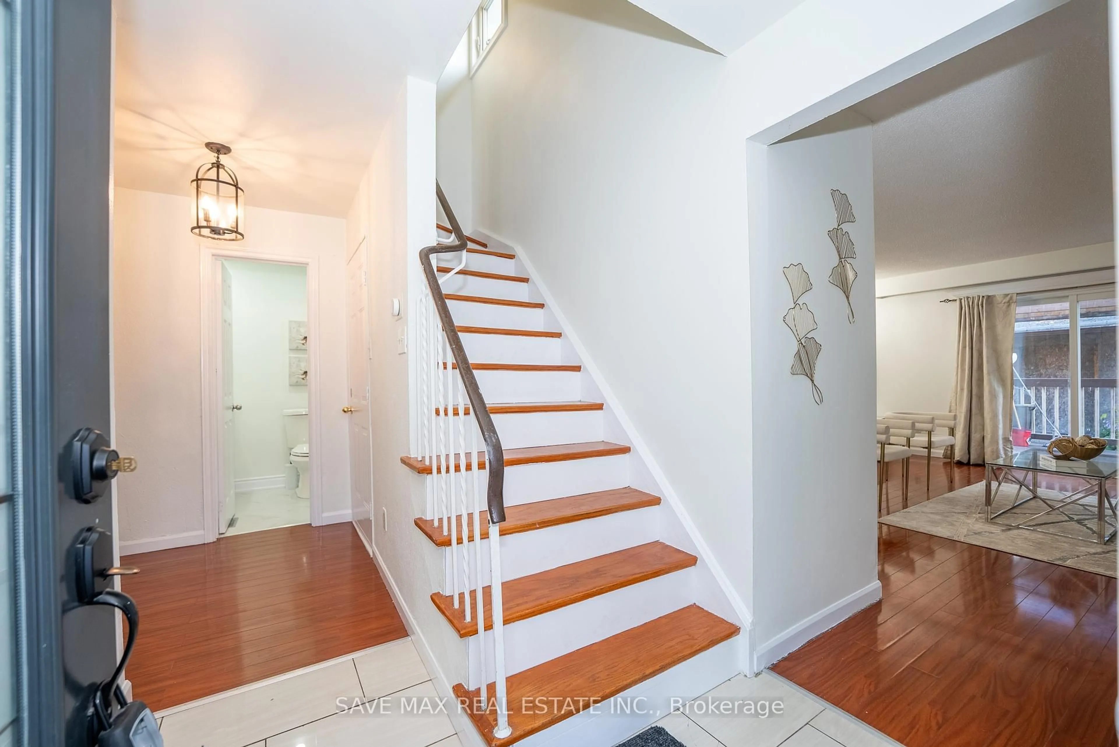 Indoor entryway for 28 Gailwood Crt, Brampton Ontario L6S 2E2