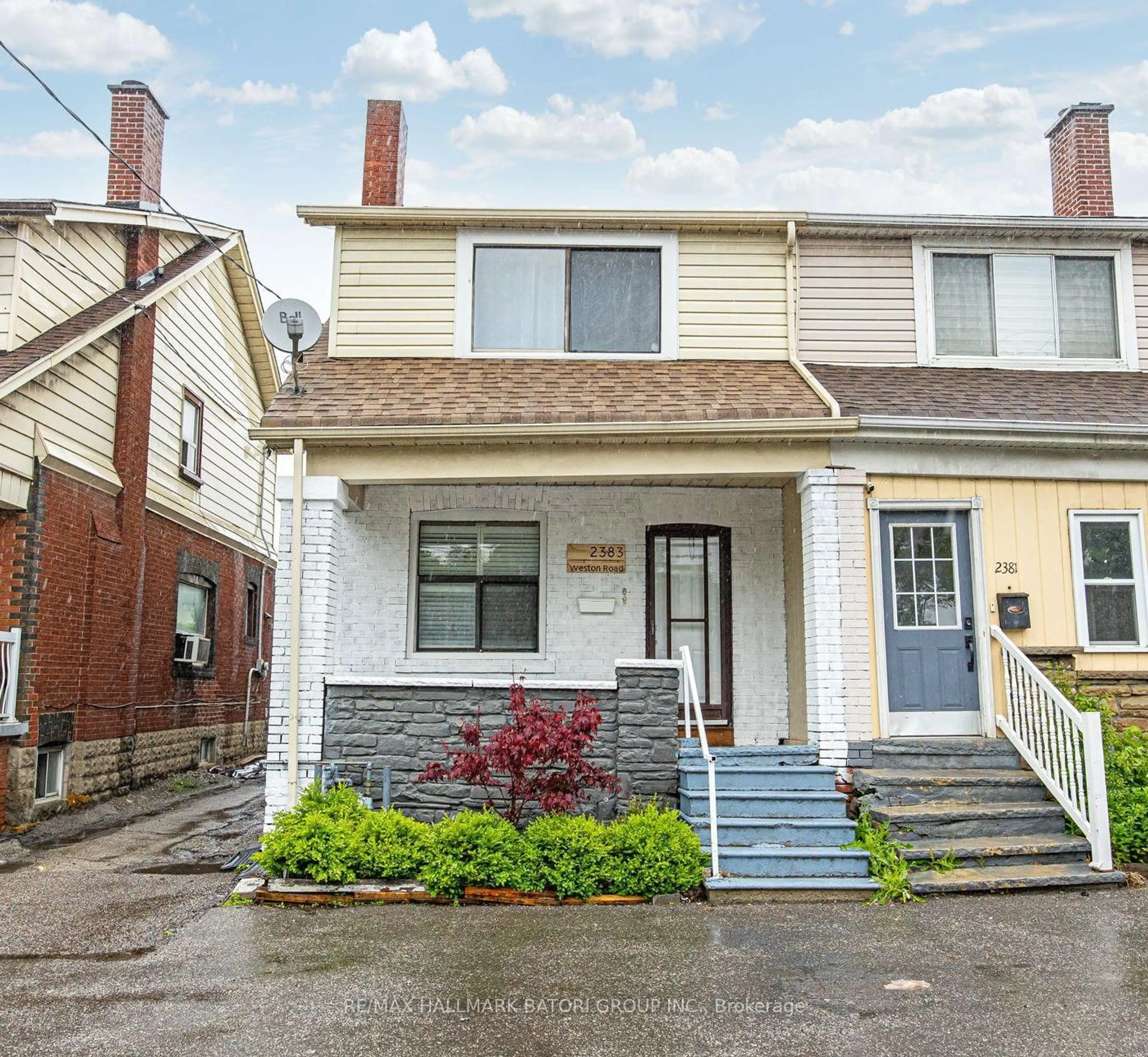 Home with vinyl exterior material, street for 2383 Weston Rd, Toronto Ontario M9N 1Z8