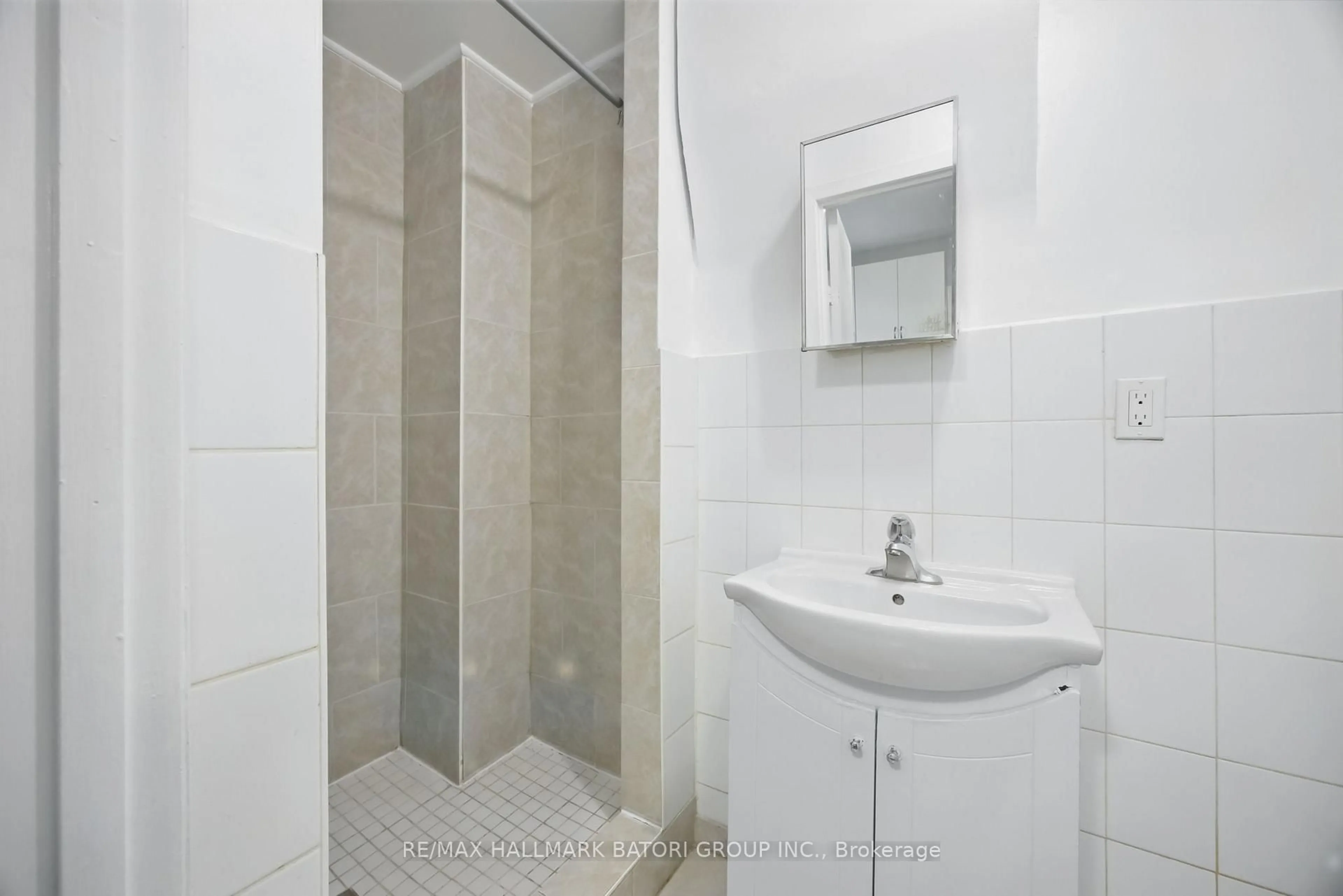 Standard bathroom, ceramic/tile floor for 2383 Weston Rd, Toronto Ontario M9N 1Z8