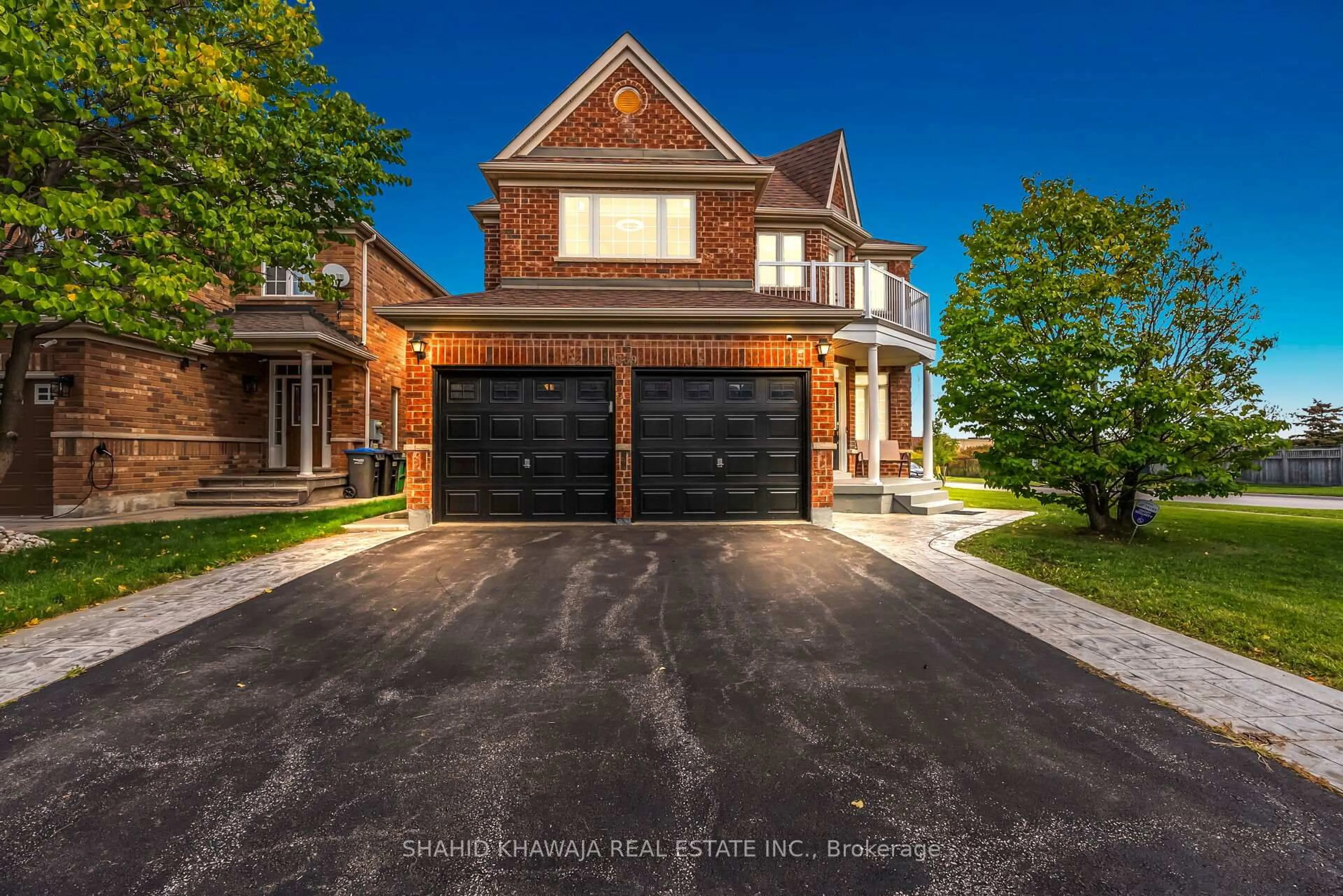 Home with brick exterior material, street for 4839 Marble Arch Mews, Mississauga Ontario L5M 7R1