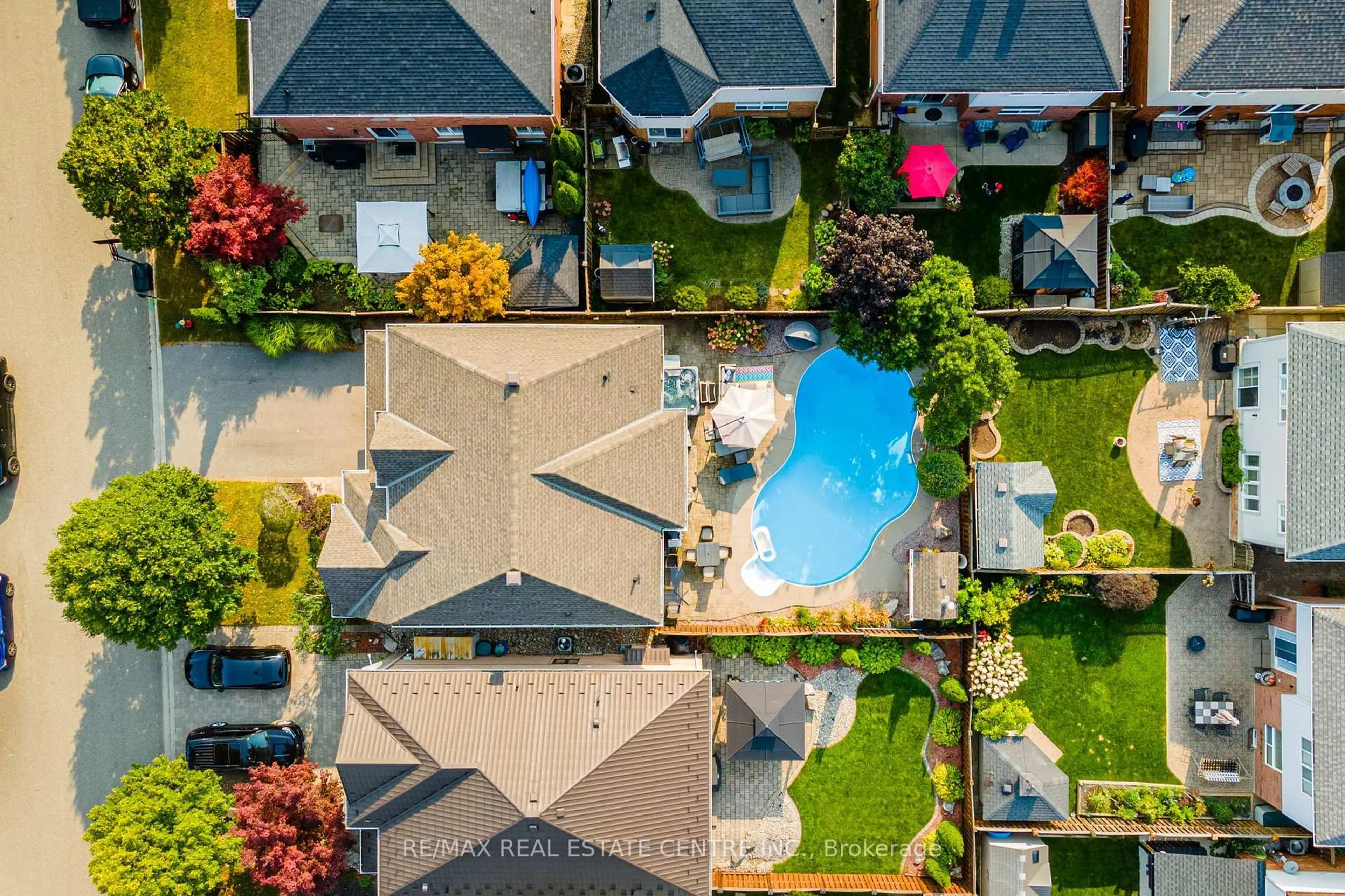 A pic from outside/outdoor area/front of a property/back of a property/a pic from drone, street for 19 McNally St, Halton Hills Ontario L7G 6B7