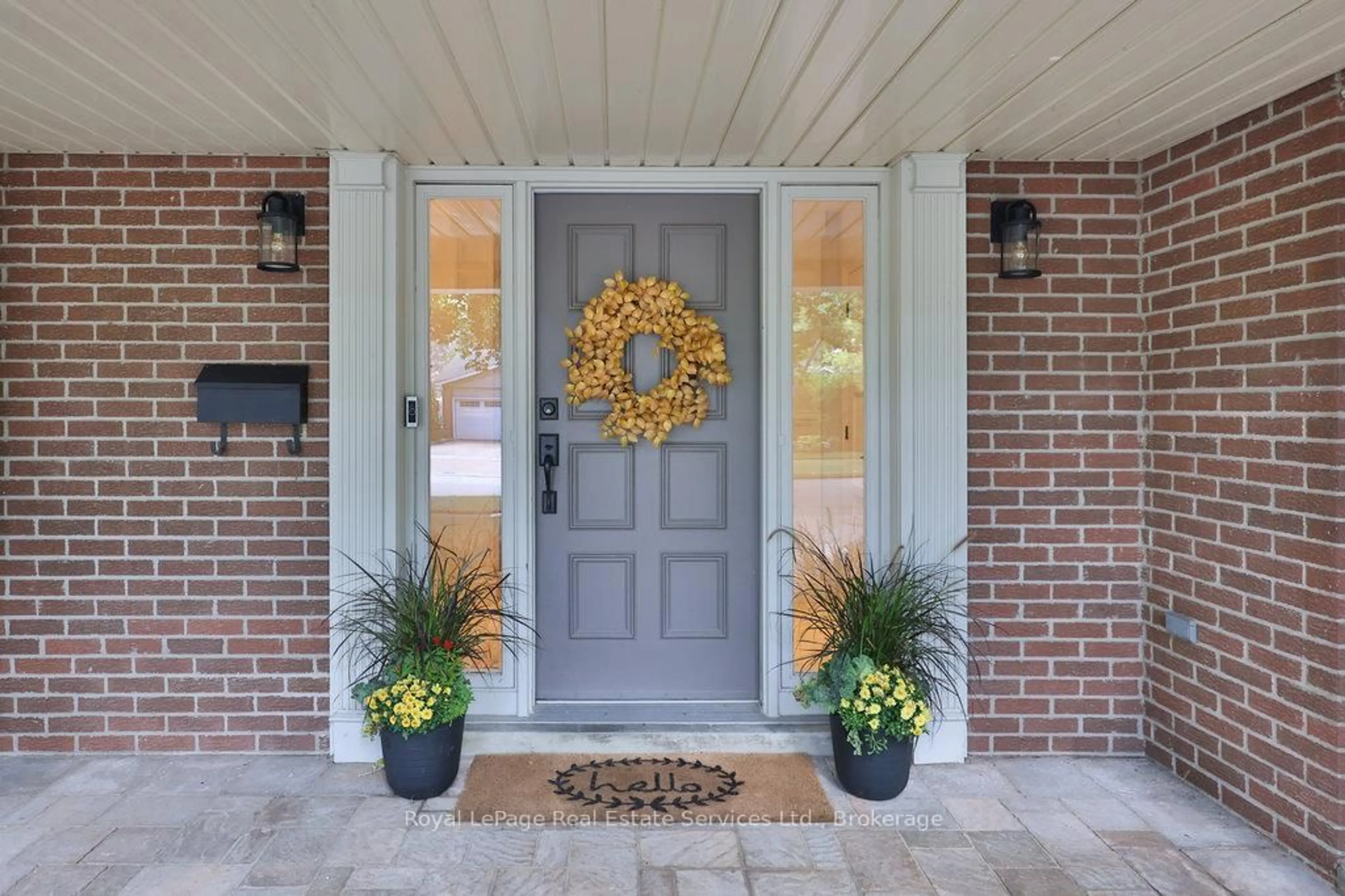 Indoor entryway for 165 Digby Rd, Oakville Ontario L6J 6A8