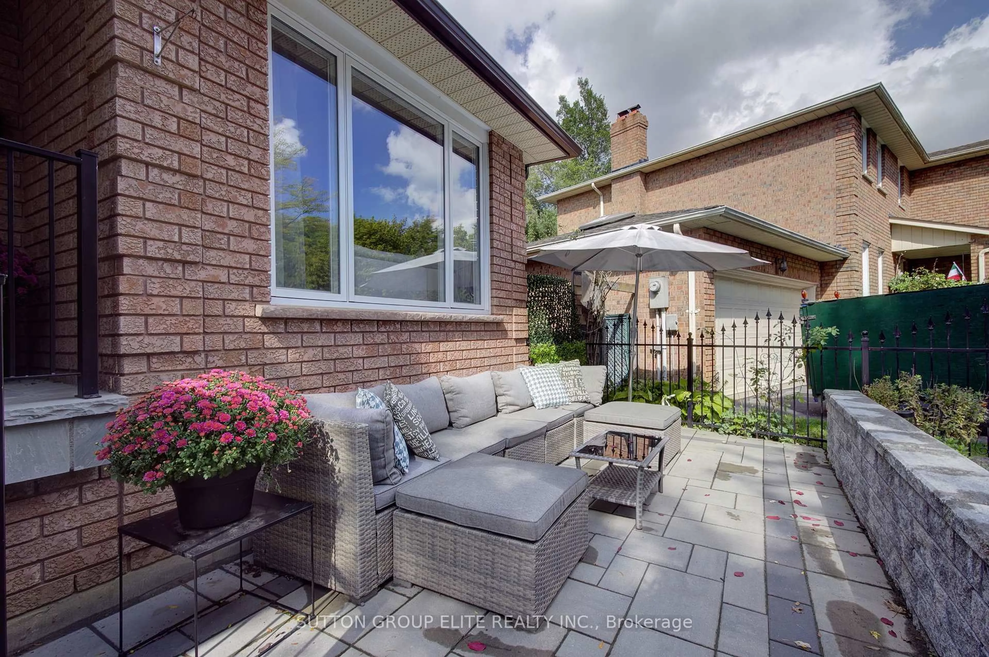 Patio, street for 411 The Thicket, Mississauga Ontario L5G 4P6