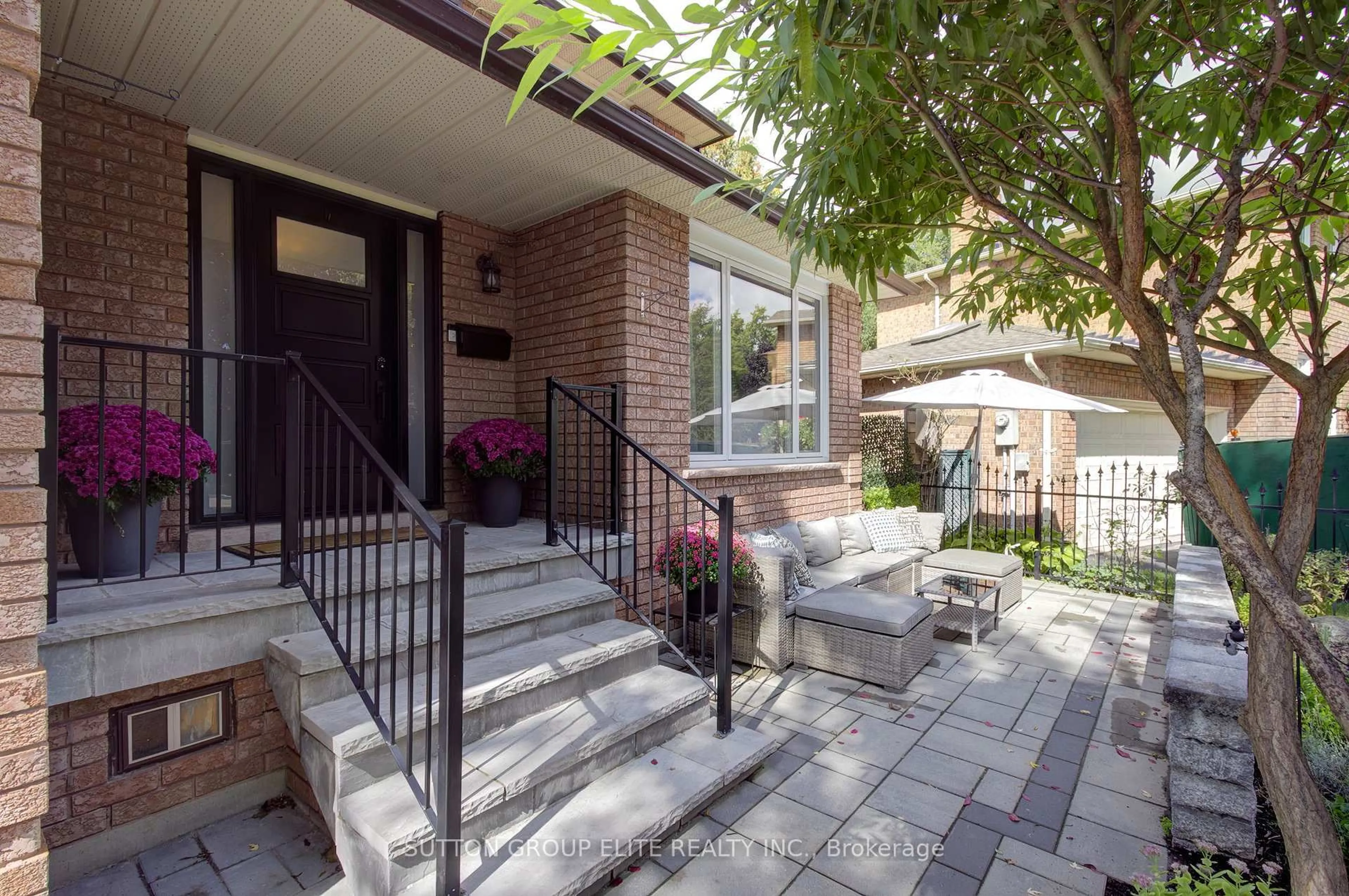 Patio, street for 411 The Thicket, Mississauga Ontario L5G 4P6