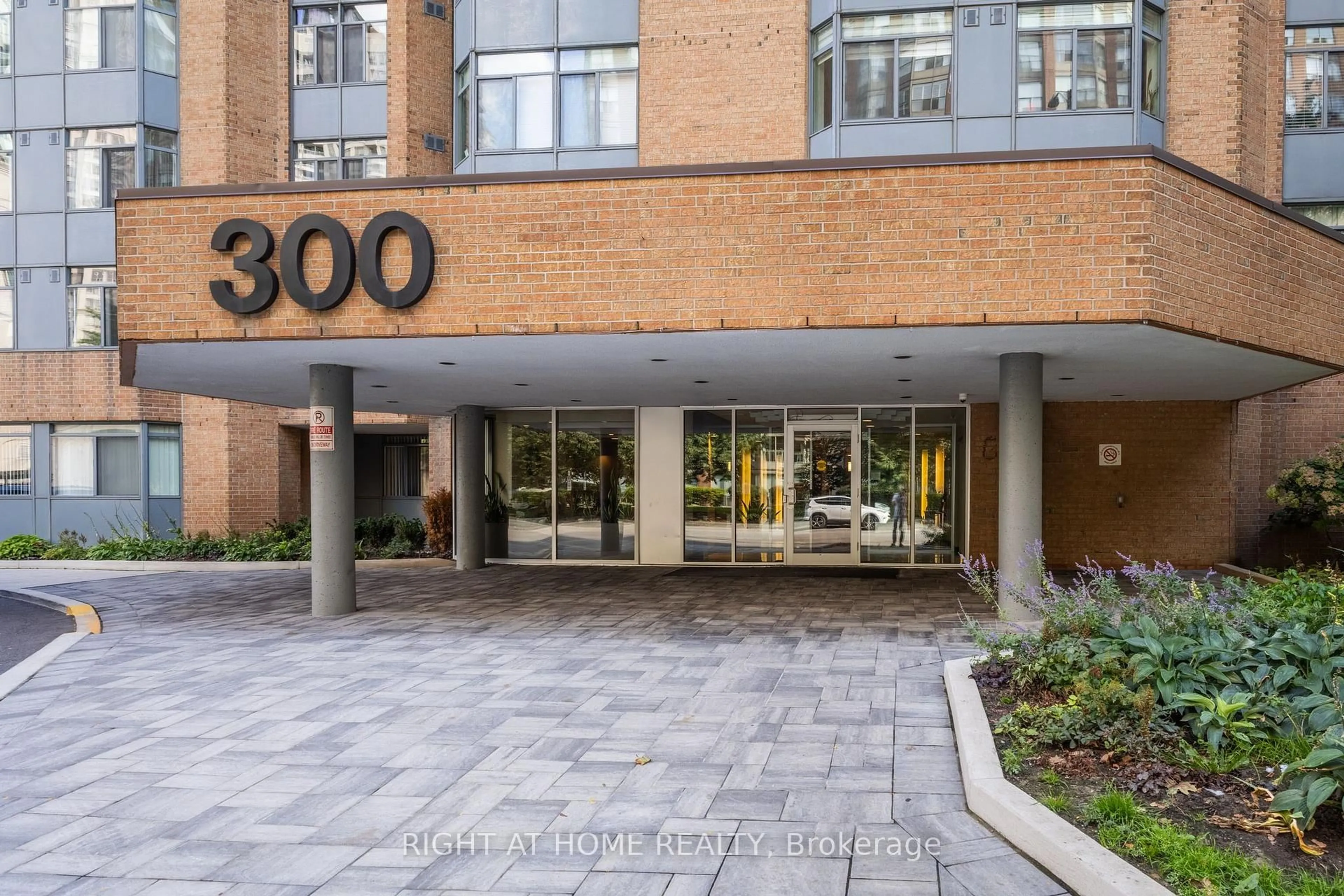 Indoor foyer for 300 Webb Dr #706, Mississauga Ontario L5B 3W3