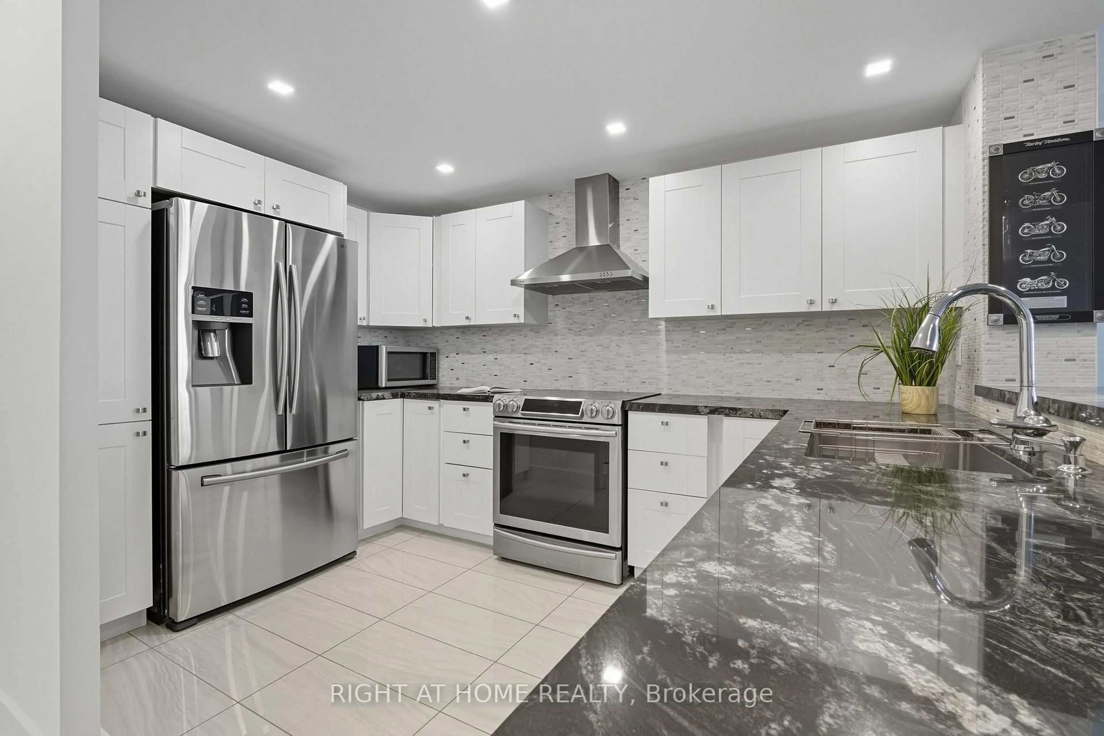 Unknown for 300 Webb Dr #706, Mississauga Ontario L5B 3W3